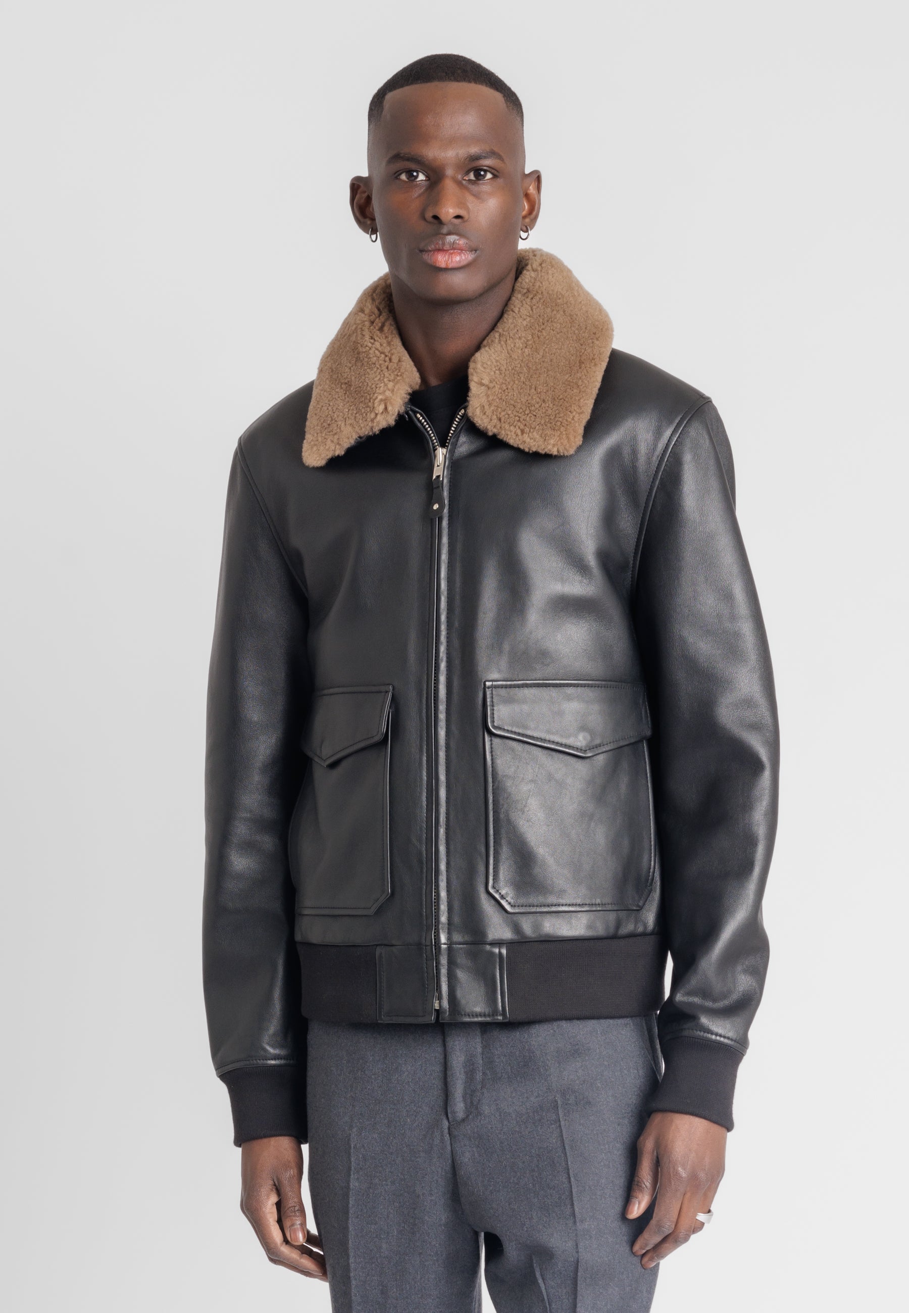 Détail col fourrure cognac STYLE 18 cuir mouton — Serge Pariente