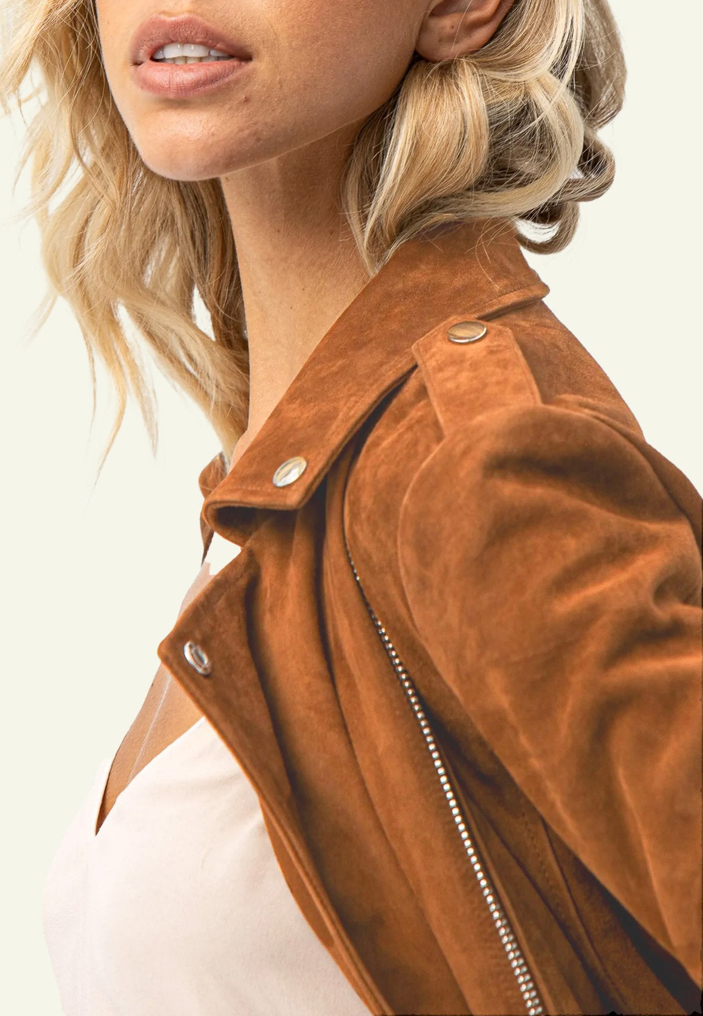 CITY GIRL VS COGNAC portée femme veste daim cognac — Serge Pariente