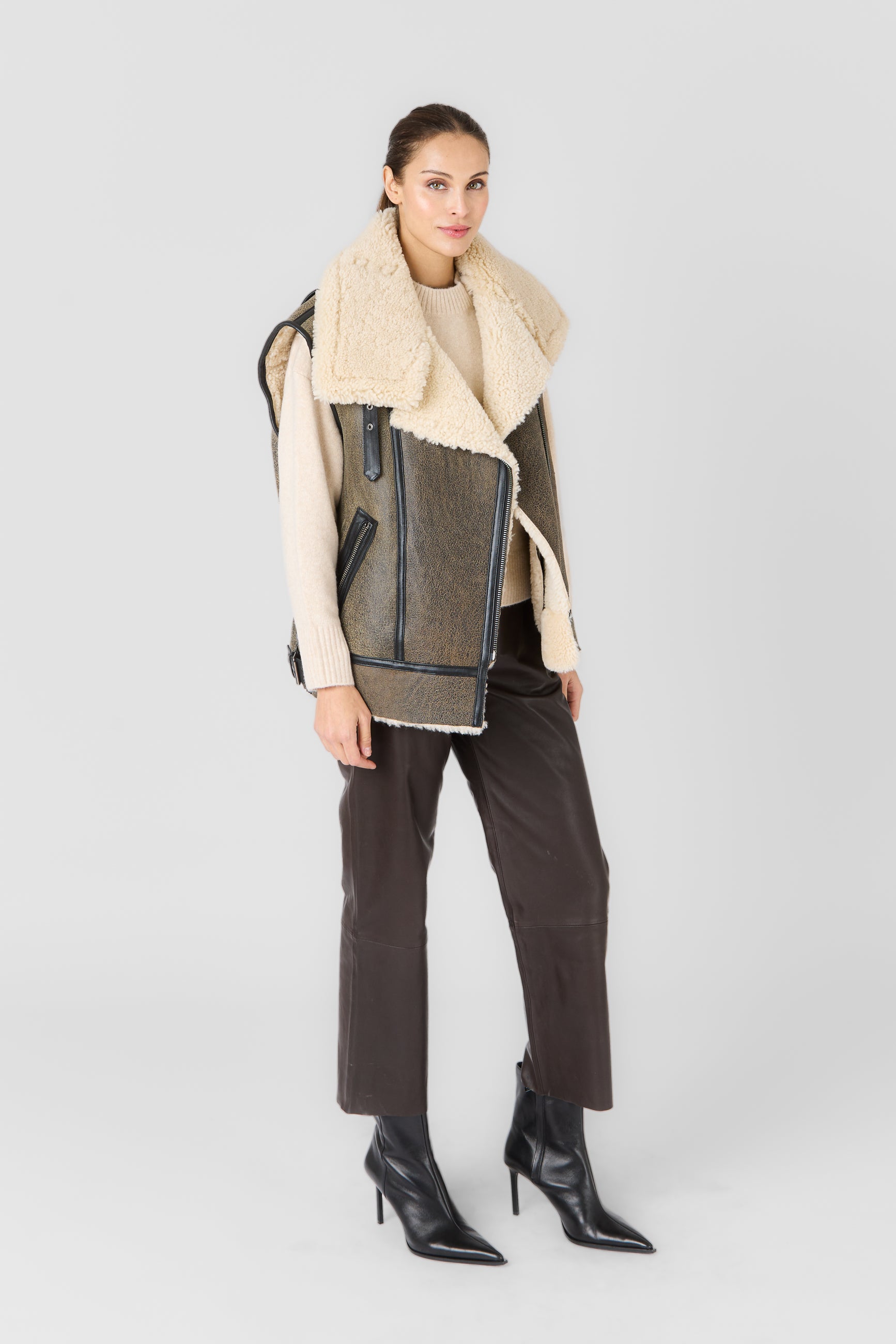 Gilet cuir finition used CHRISTELLE GILET USED - vue portee - Serge Pariente Paris