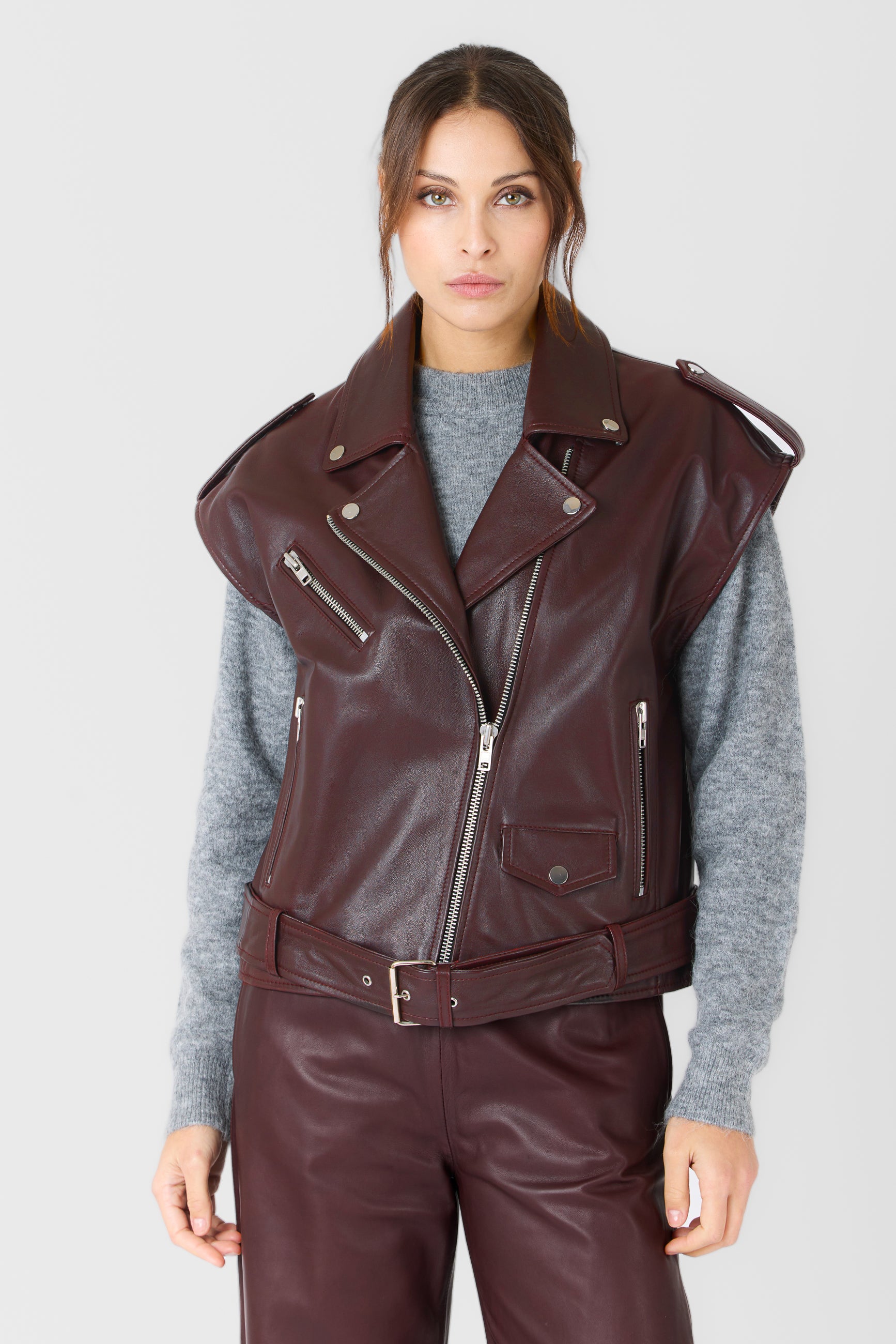 Gilet cuir long STEF GILET LONG DARK WINE - vue portee - Serge Pariente Paris