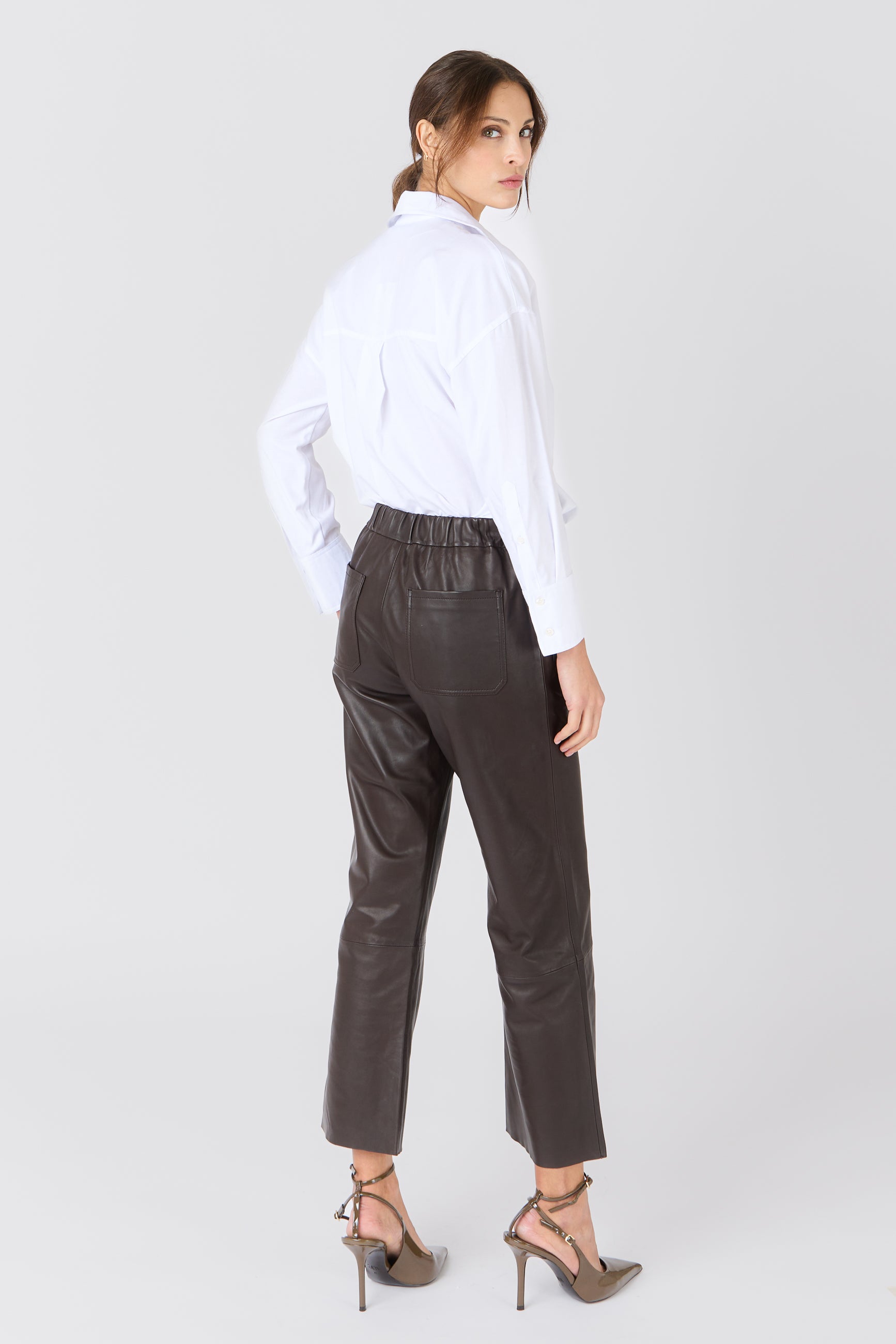 Pantalon cuir SARAH PANT BROWN - vue cote - Serge Pariente Paris