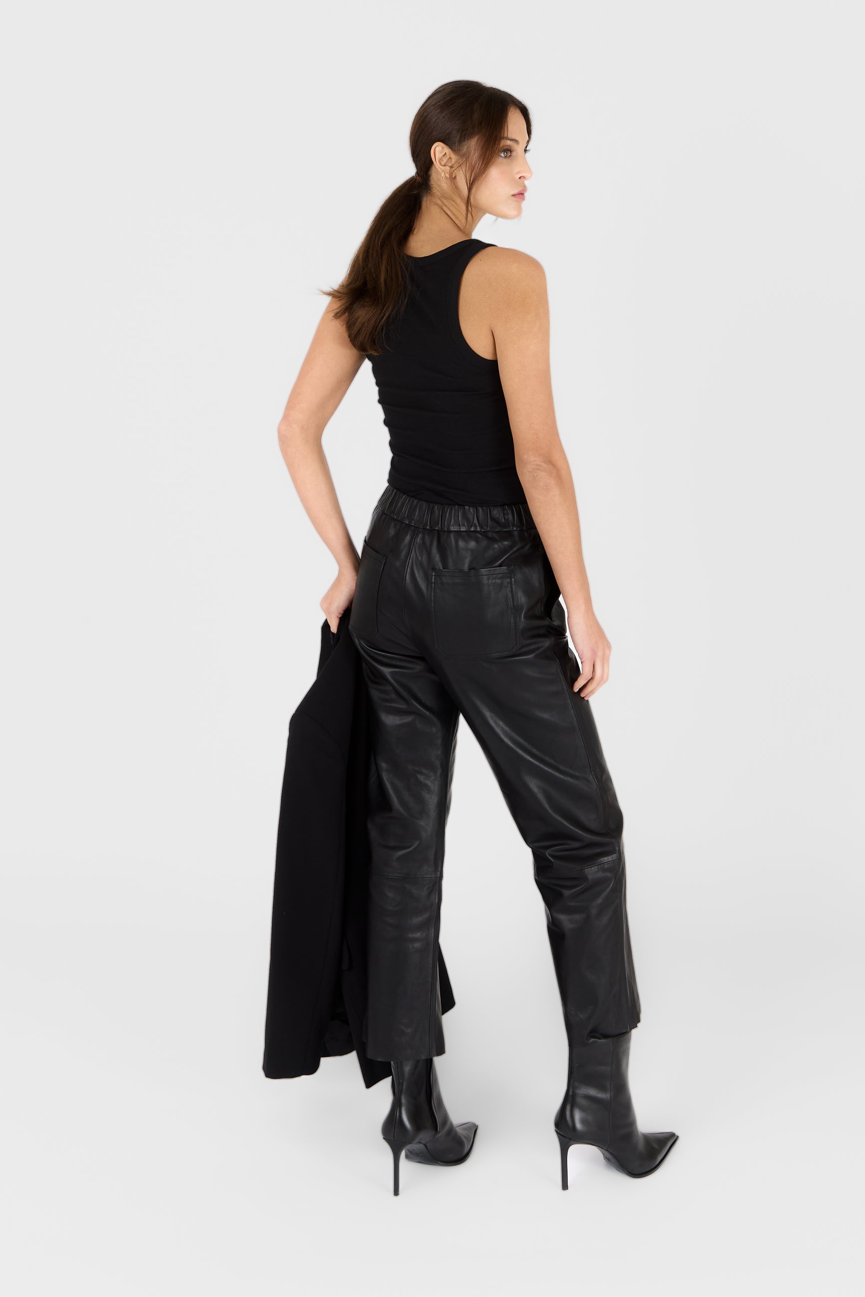 Pantalon cuir SARAH PANT BLACK - vue cote - Serge Pariente Paris
