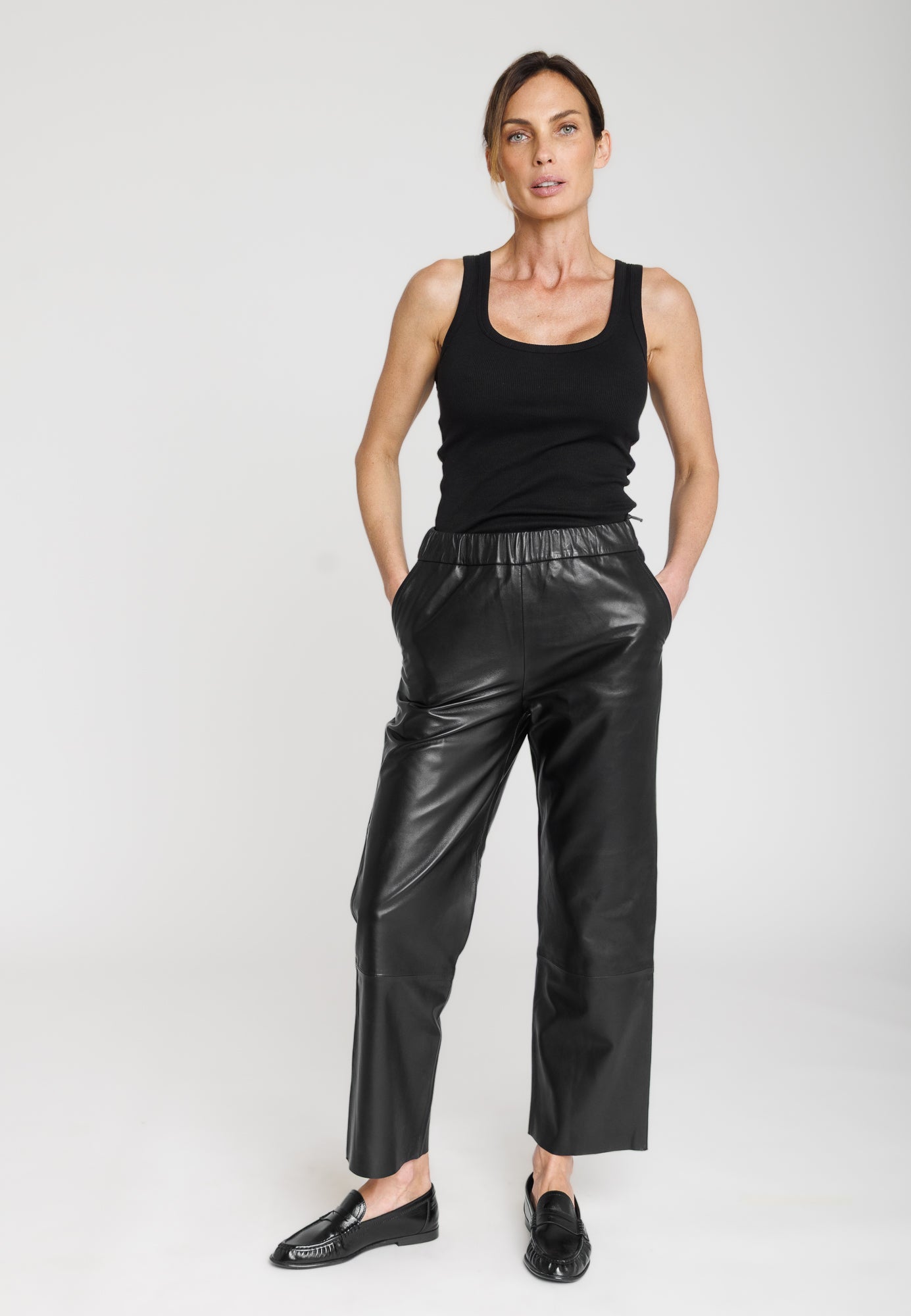 Pantalon cuir JENNY PANT BLACK - vue portee - Serge Pariente Paris