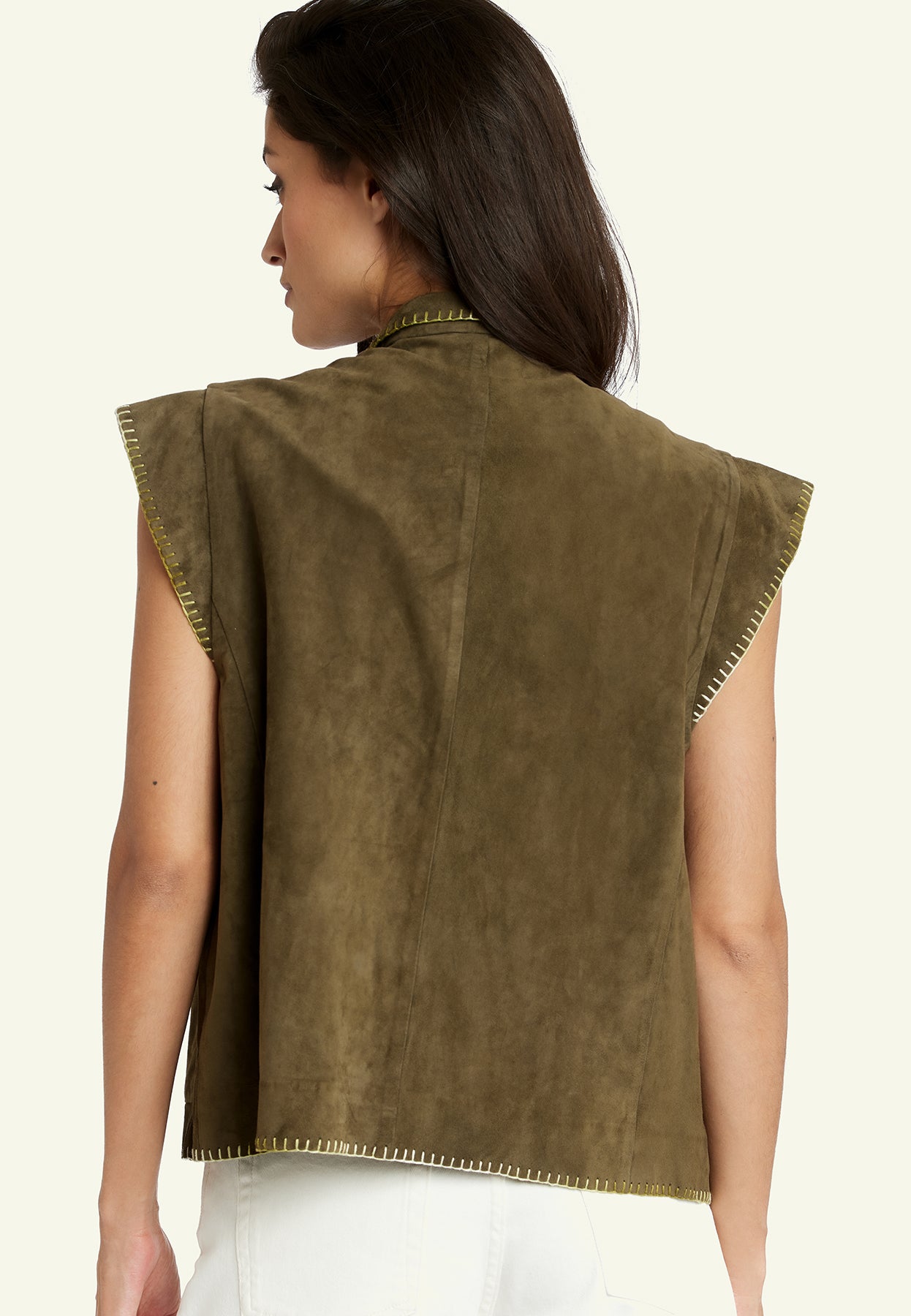 Gilet daim SARAH VEST VS KHAKI - vue portee - Serge Pariente Paris