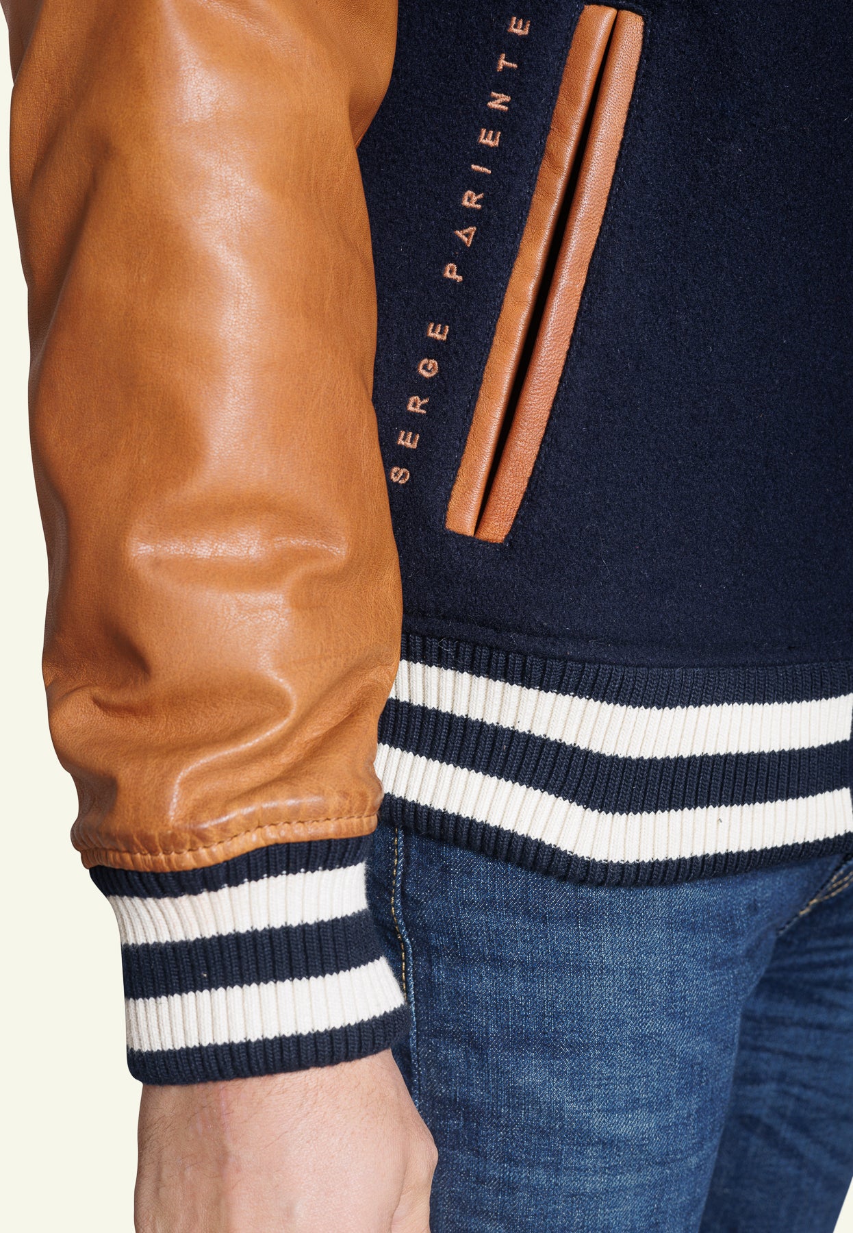 Blouson varsity VARSITY BLUE ET COGNAC - vue detail - Serge Pariente Paris