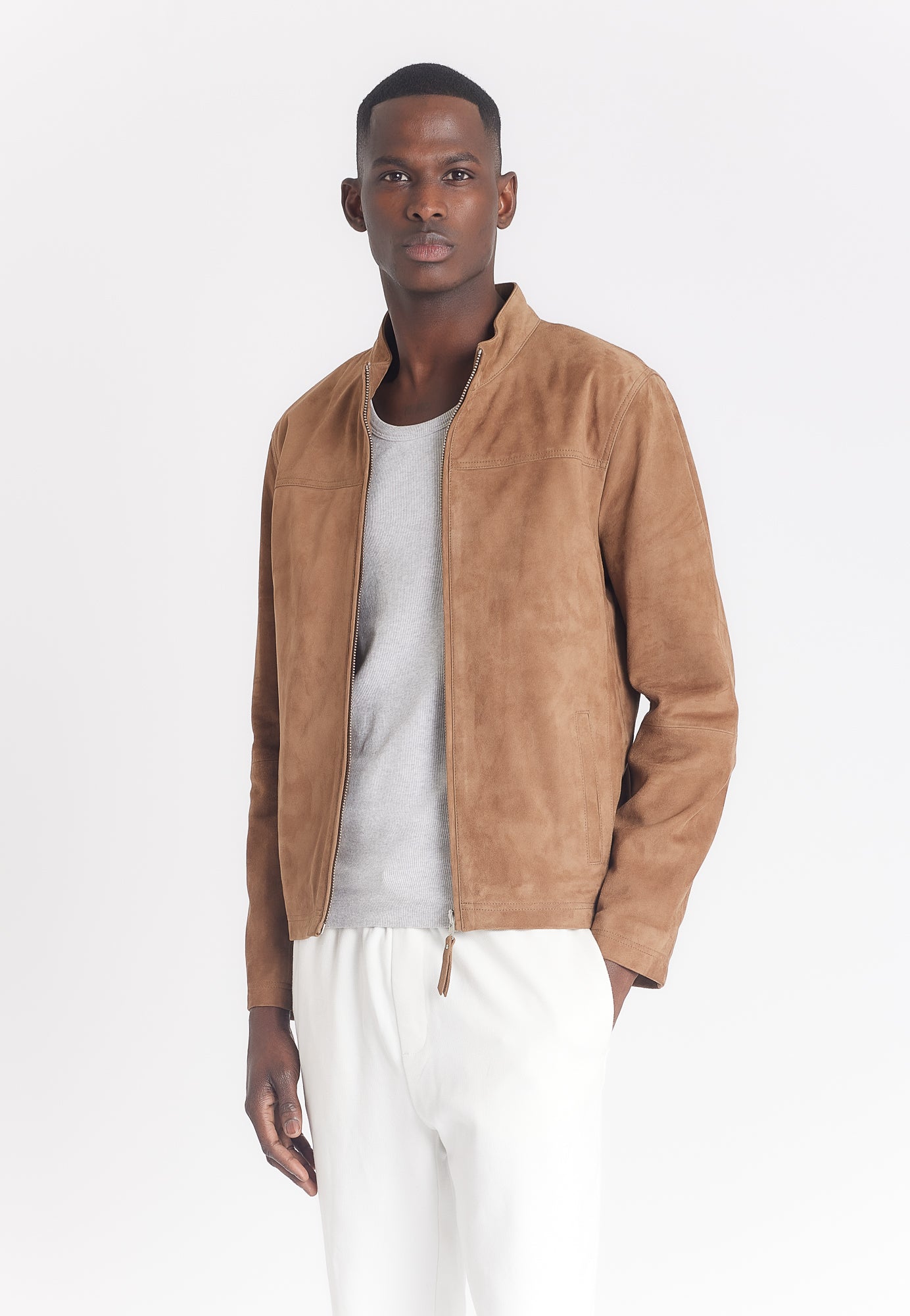 Détail chèvre velours taupe SYLVINO VS TAUPE — Serge Pariente Paris