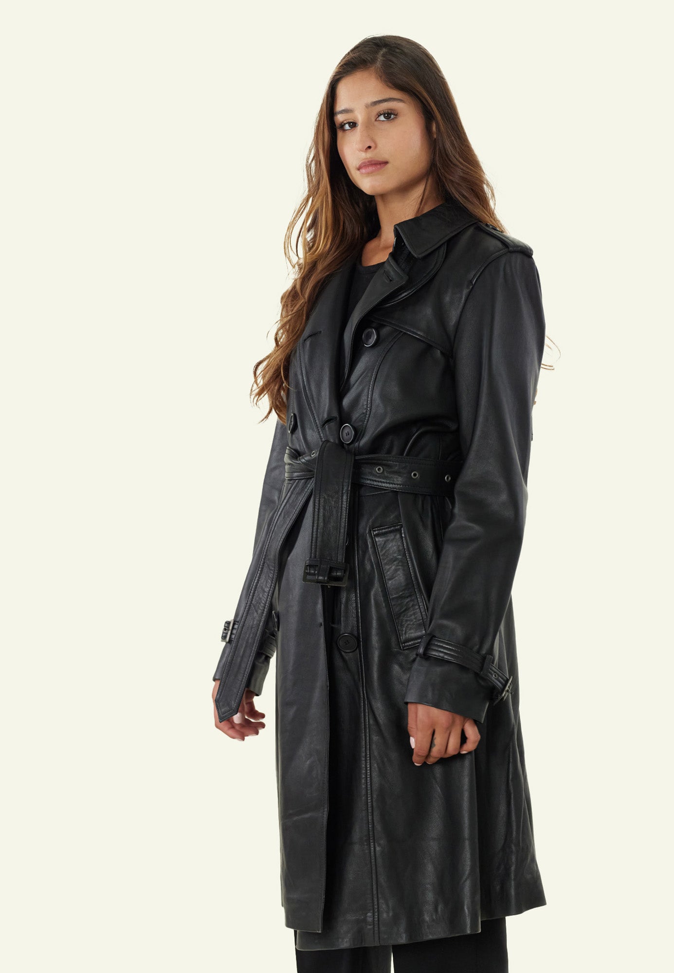 GLORIA TRENCH BLACK porté femme trench cuir — Serge Pariente Paris