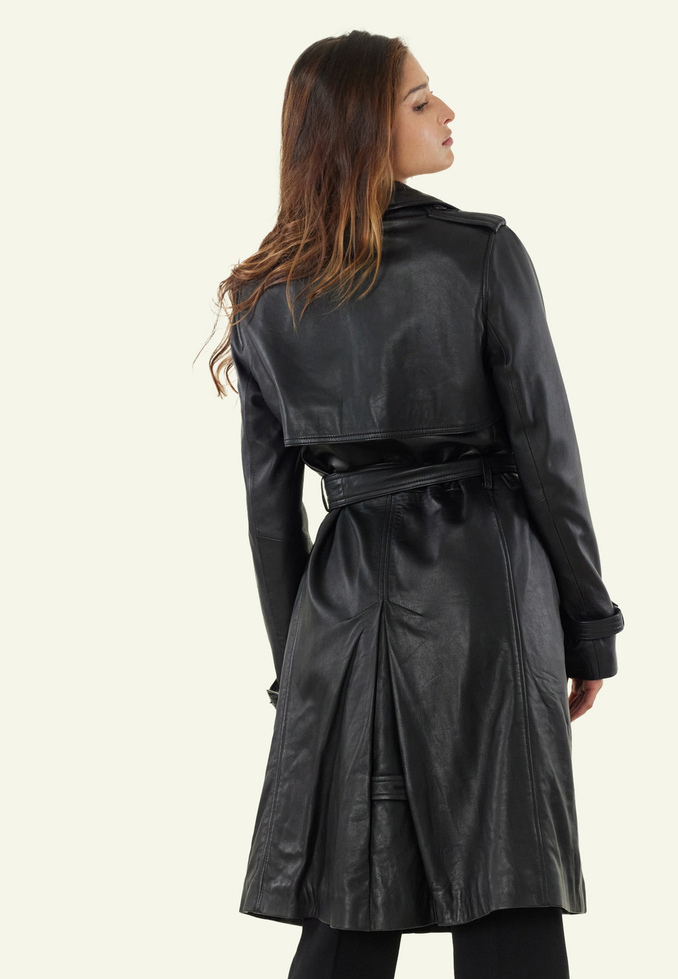 Détail ceinture col revers GLORIA TRENCH BLACK — Serge Pariente