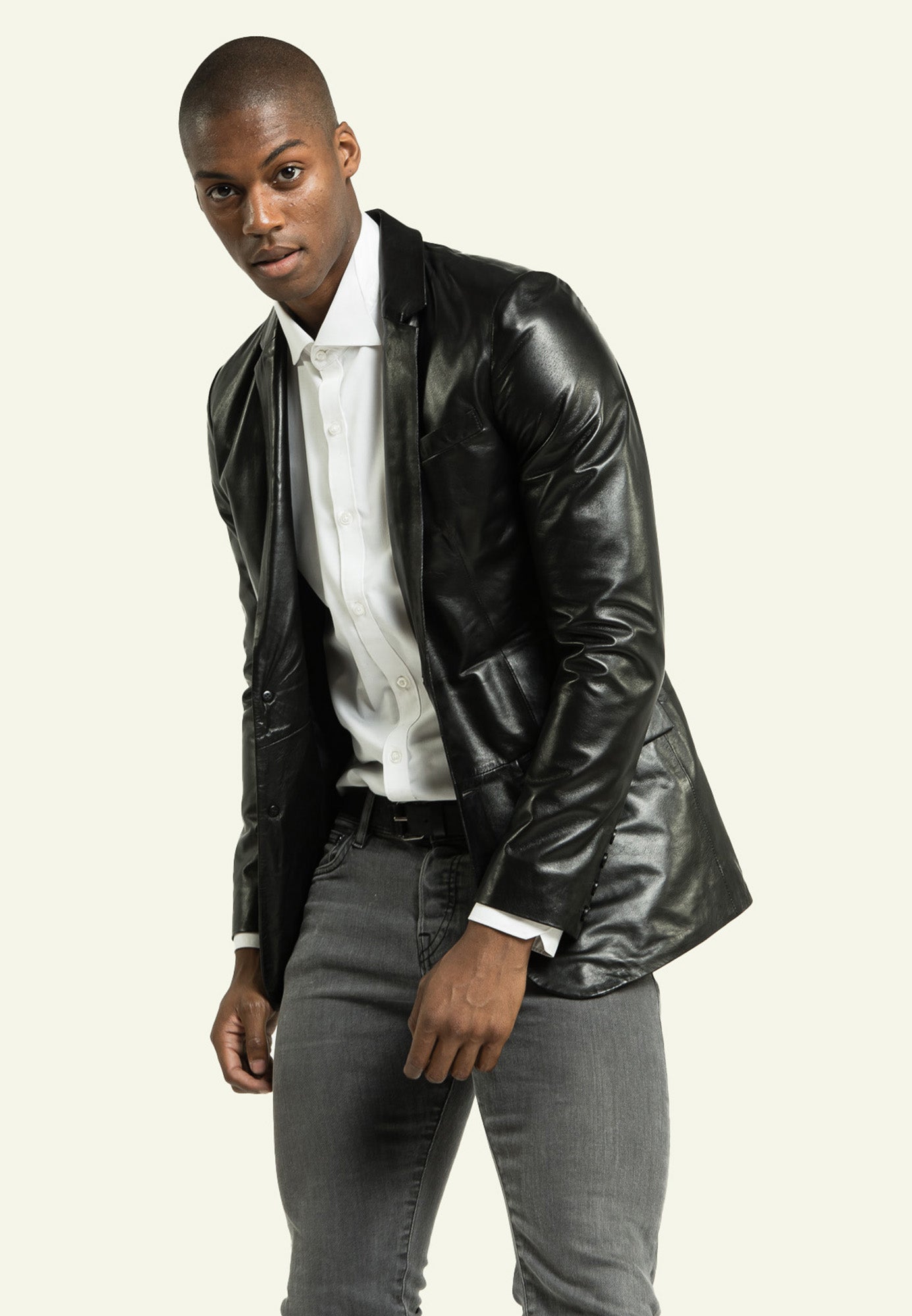 Détail col revers tailleur BLAZER MERGE BLACK — Serge Pariente