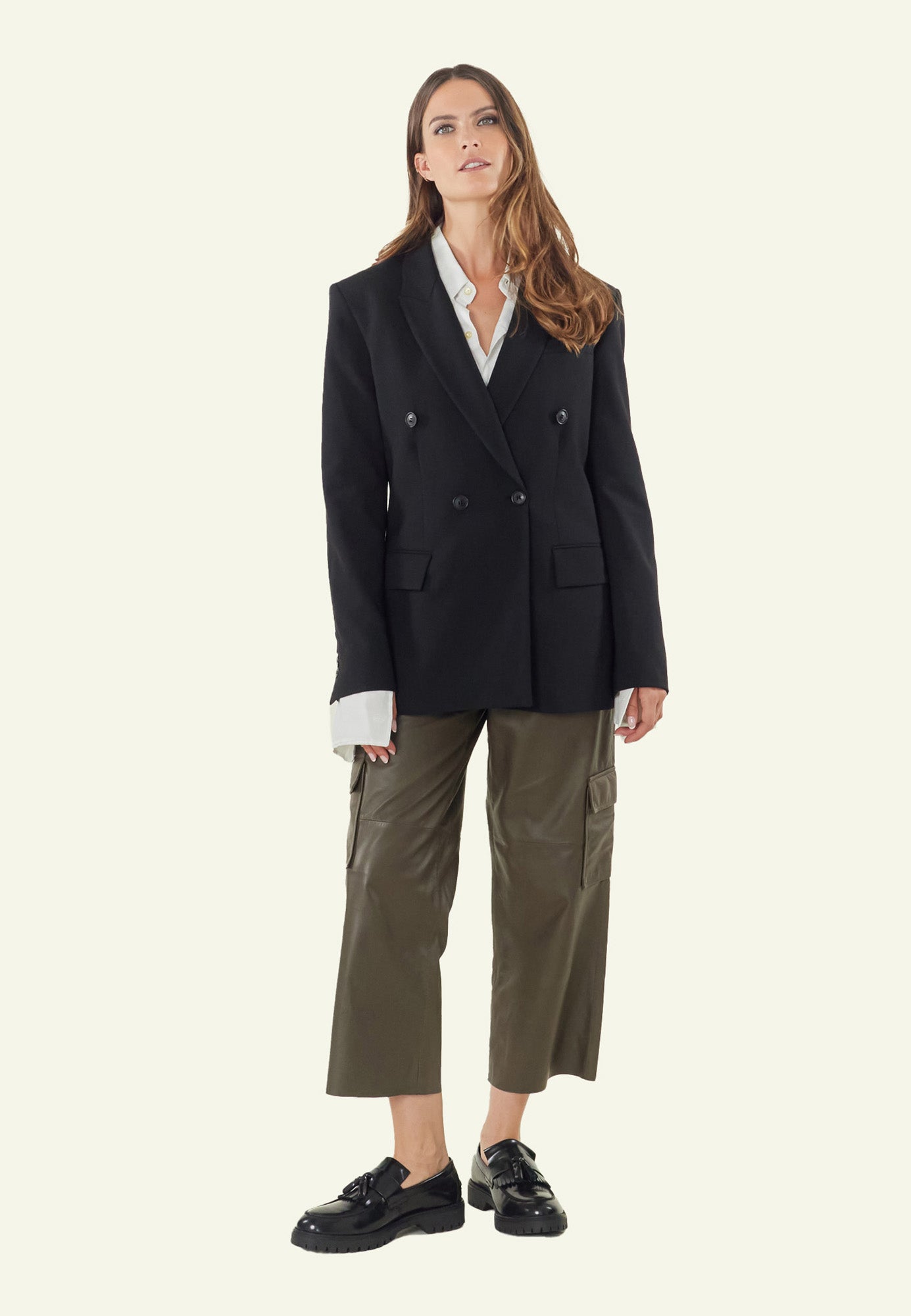 MIRABELLE KHAKI porté femme short cuir kaki — Serge Pariente Paris