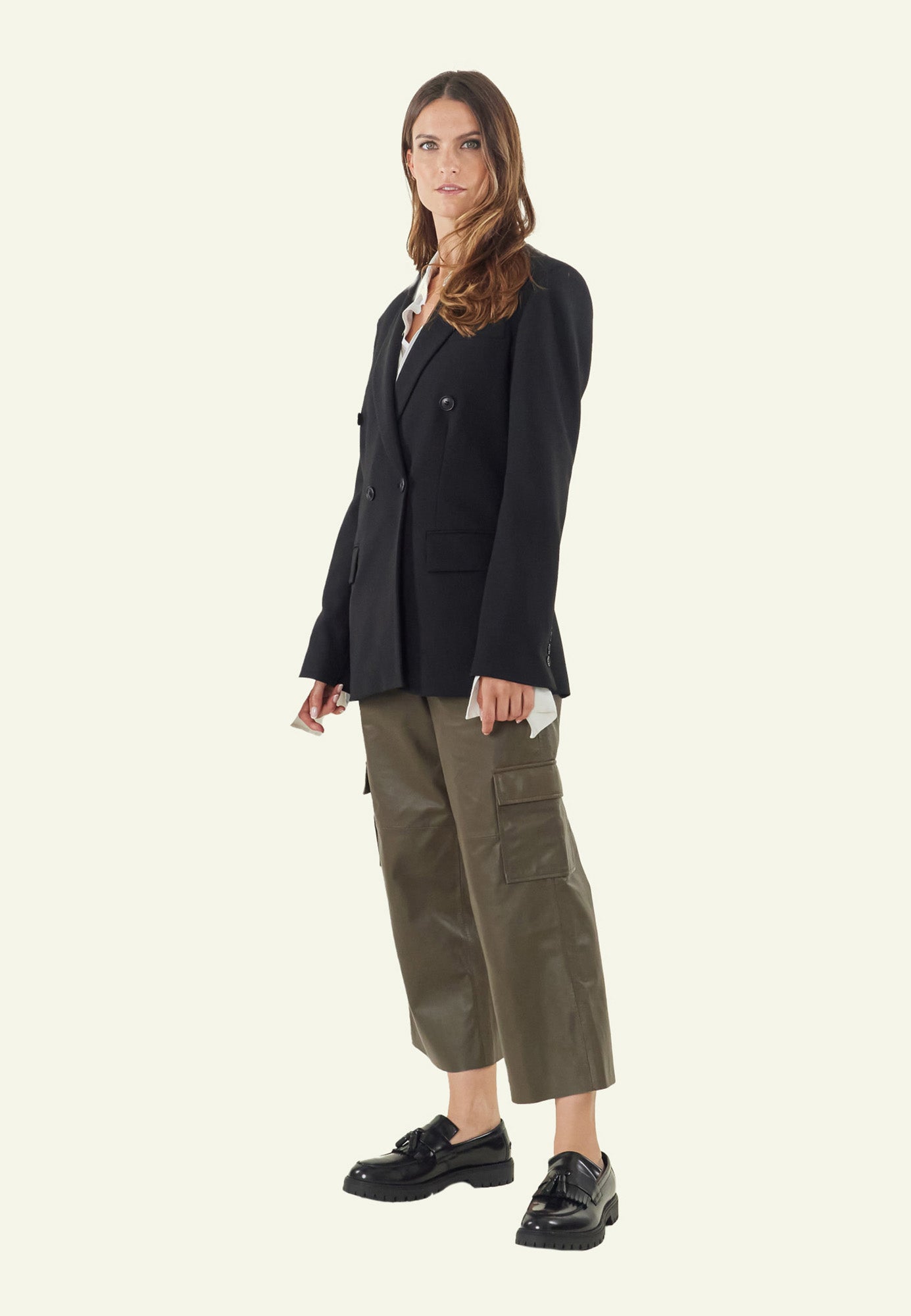 Short cuir mouton kaki poches rabats femme MIRABELLE face — Serge Pariente