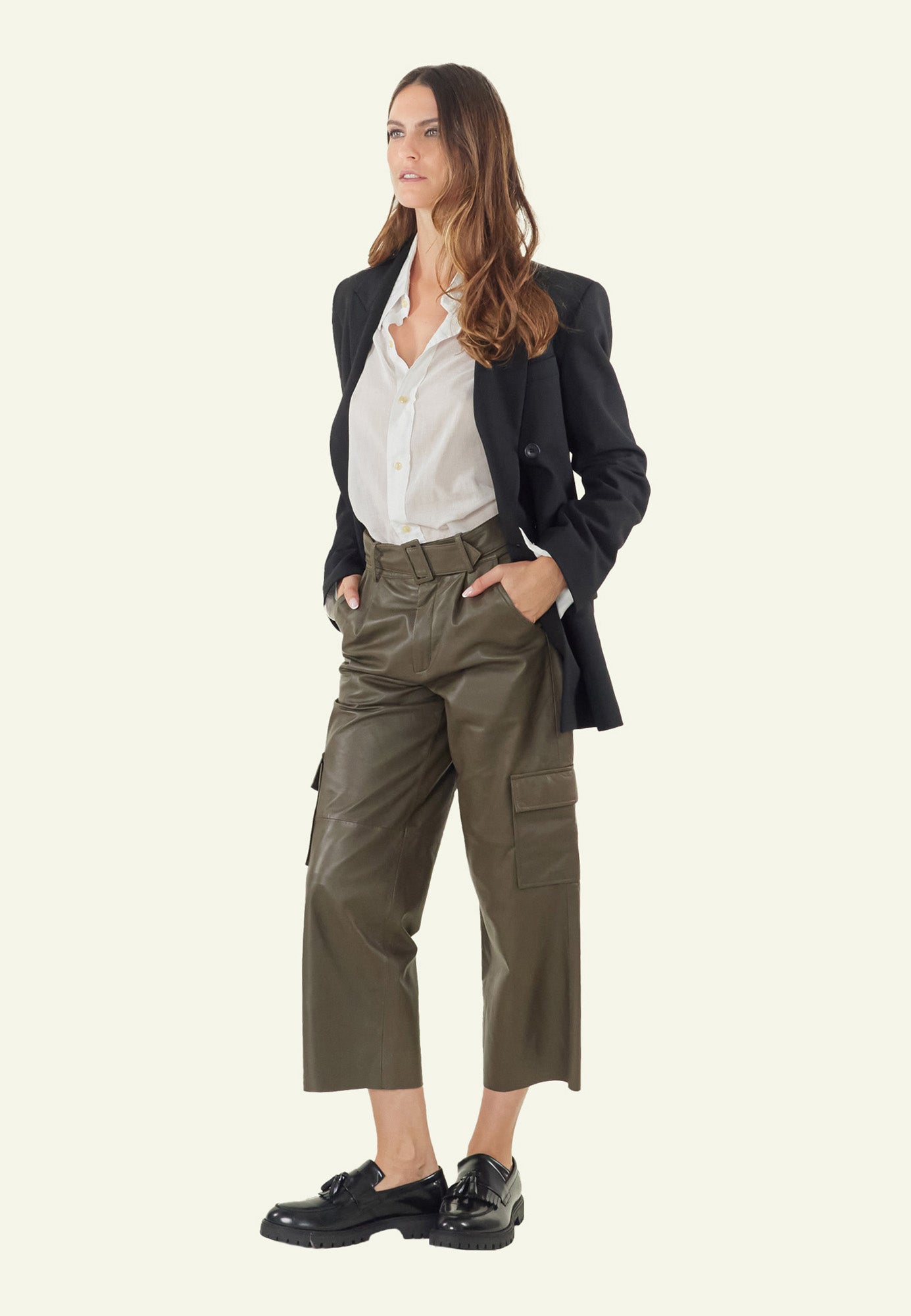 MIRABELLE KHAKI vue dos short cuir kaki poches — Serge Pariente