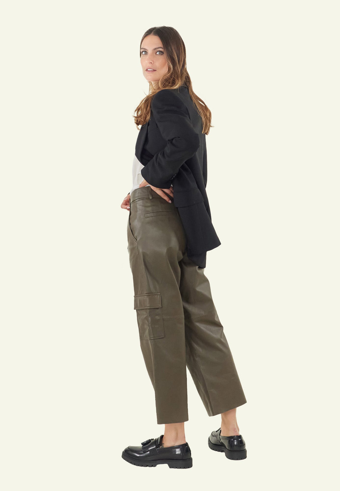 Détail poches rabats MIRABELLE KHAKI cuir mouton — Serge Pariente