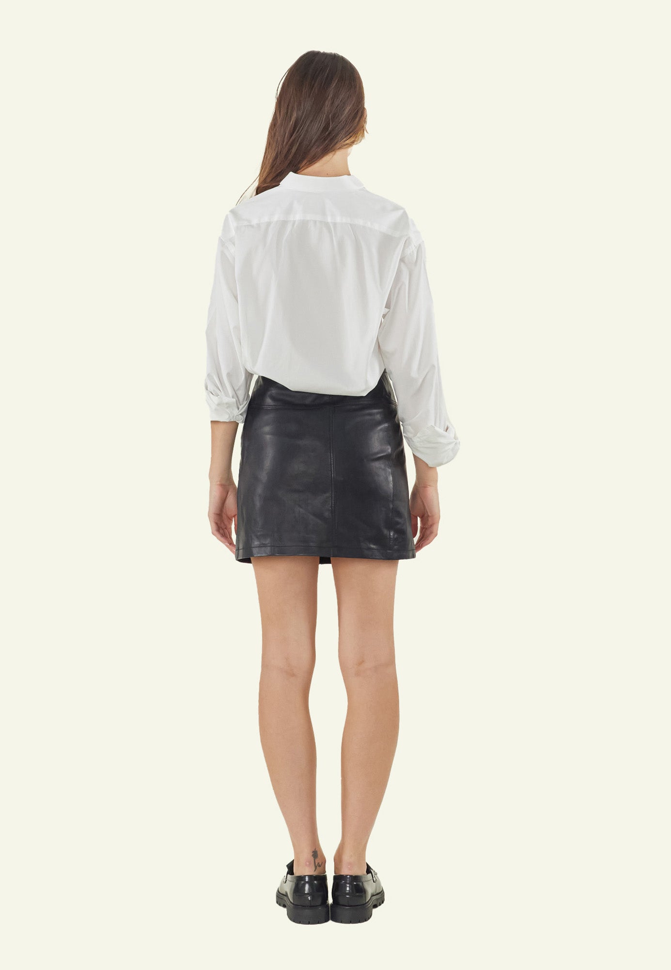 SKIRT BLACK portée femme jupe cuir noire — Serge Pariente Paris