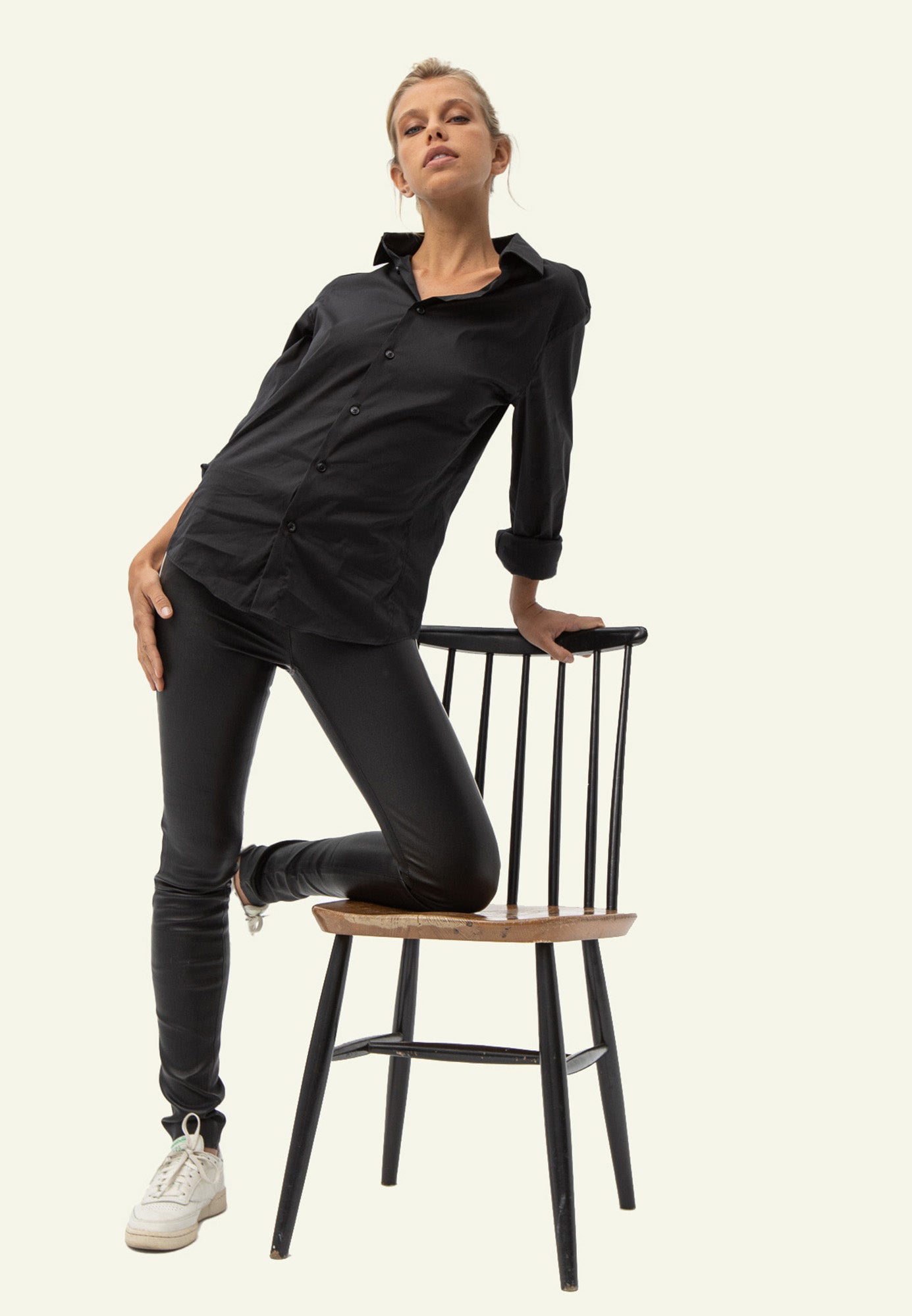 SEXY HEAVY STRIP porté femme pantalon cuir — Serge Pariente Paris