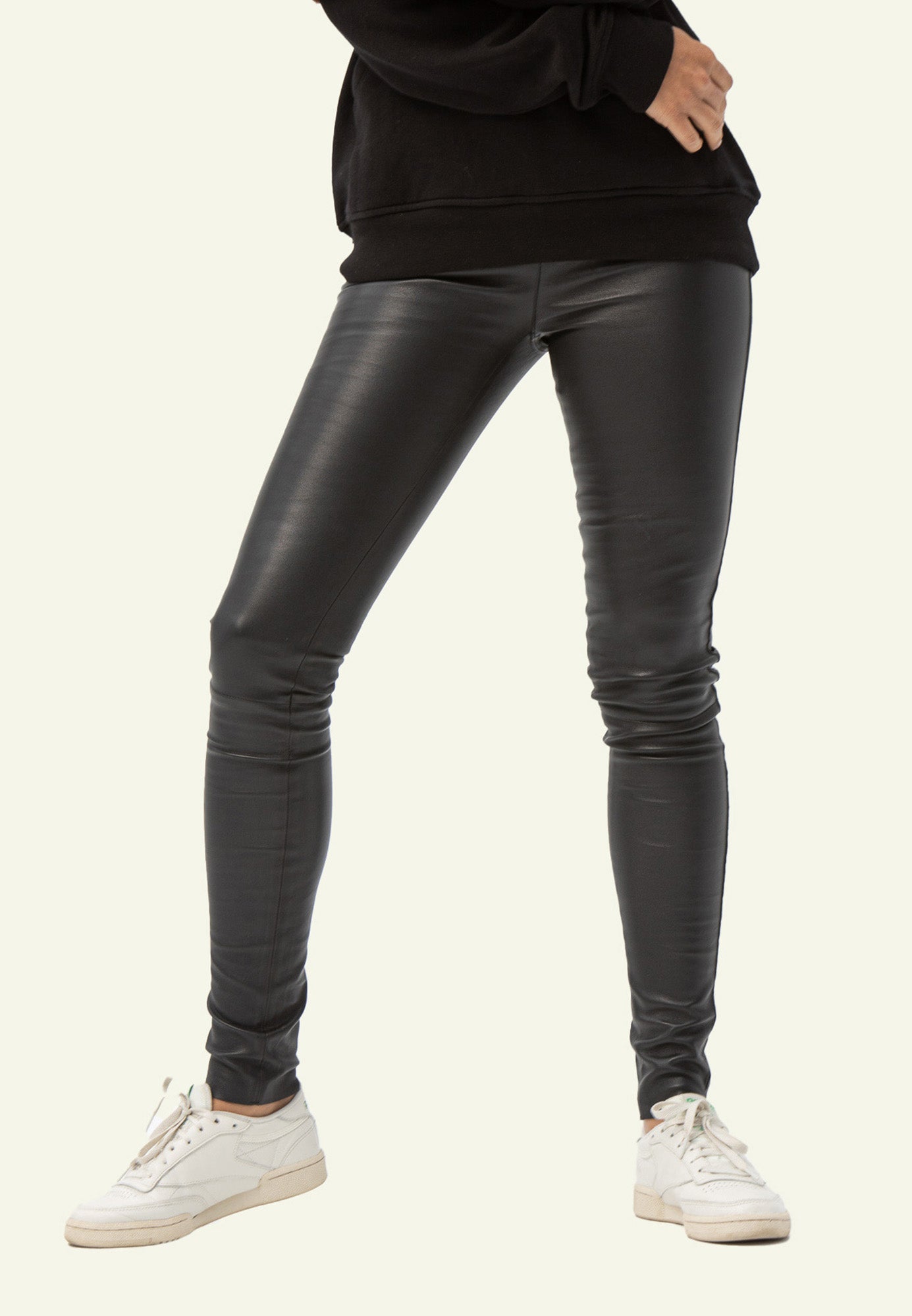 SEXY STRECH pantalon cuir slim noir vue côté — Serge Pariente