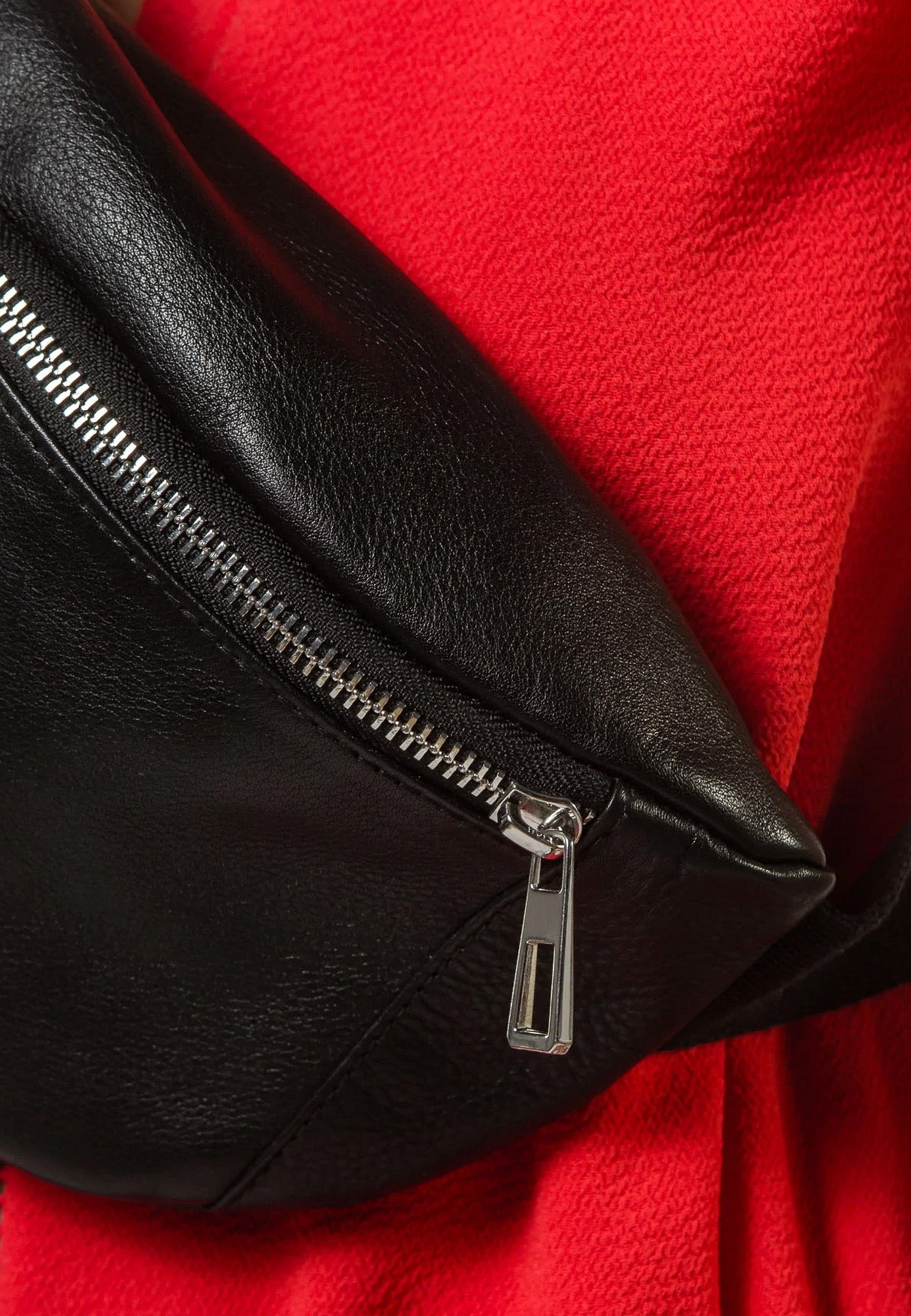 Détail fermeture zip banane cuir — Serge Pariente Paris