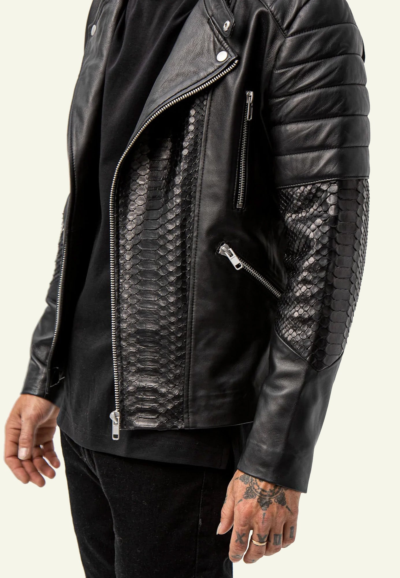 Blouson cuir python GLADIATOR PYTHON BLACK vue portée complémentaire — Serge Pariente Paris