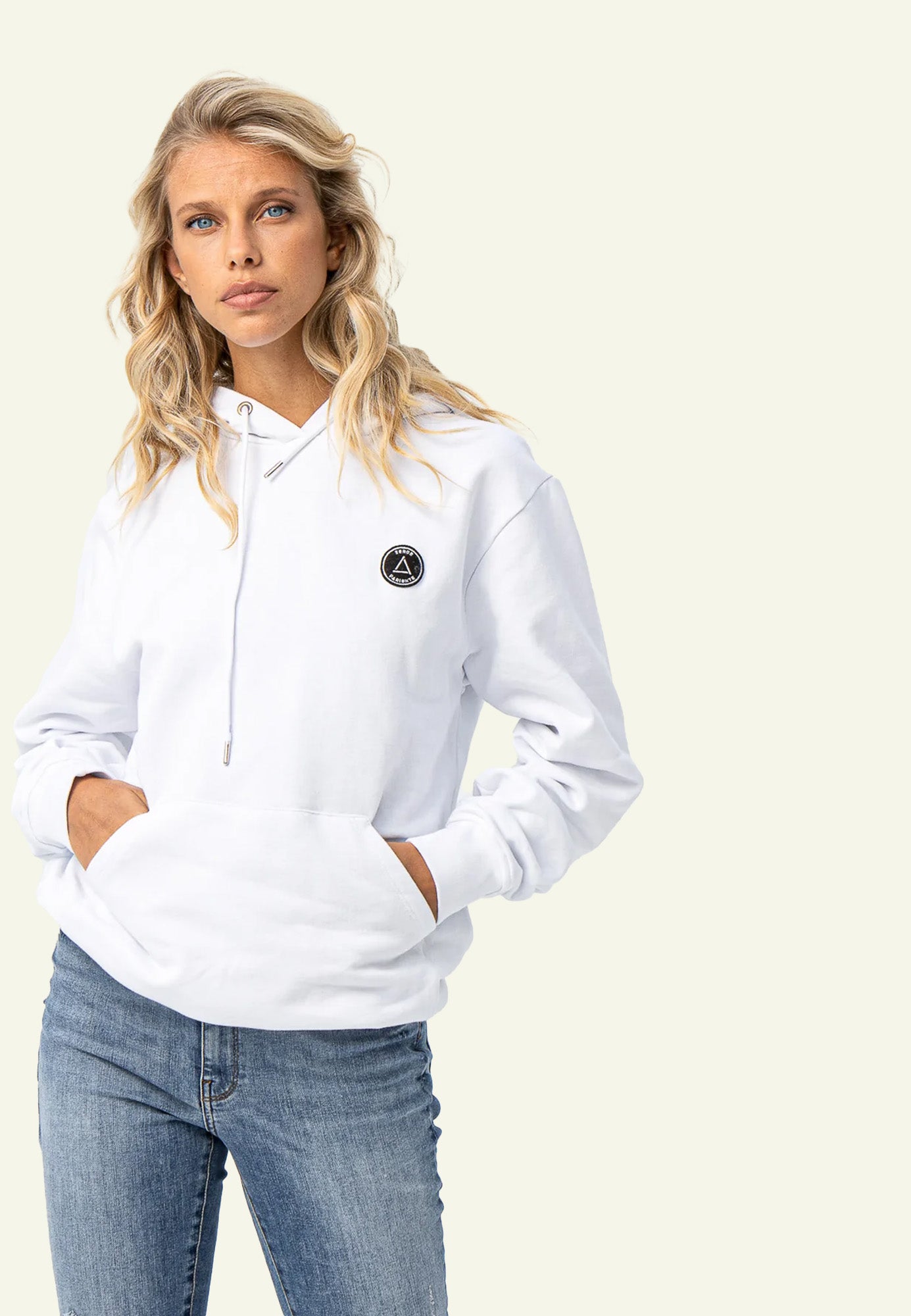 Détail broderie logo HOODIE SP1 WHITE femme — Serge Pariente