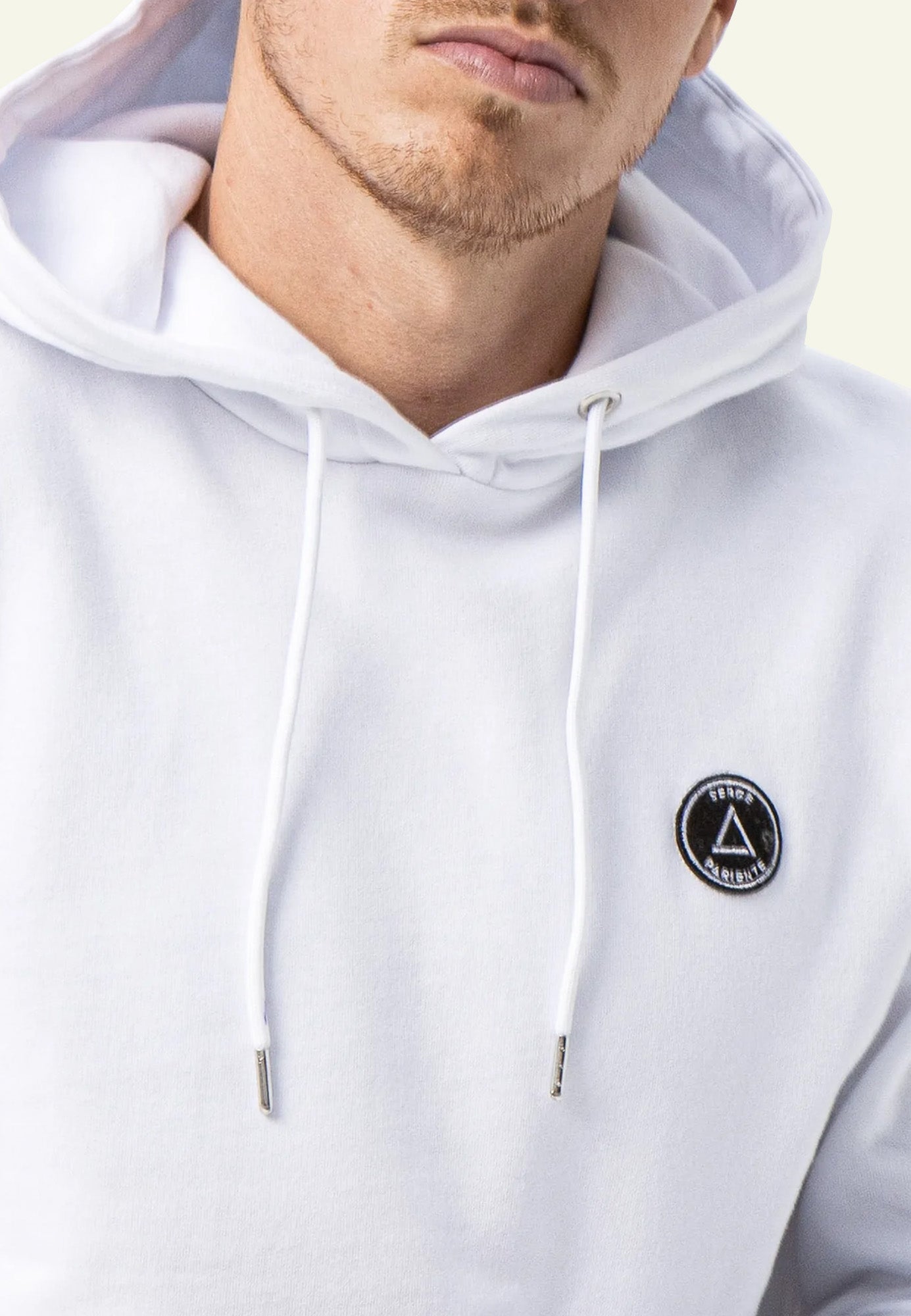 HOODIE SP1 WHITE homme porté sweat blanc — Serge Pariente Paris