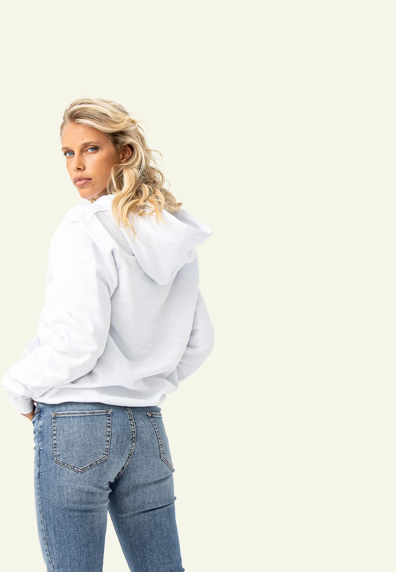 HOODIE SP1 WHITE femme porté sweat blanc — Serge Pariente Paris