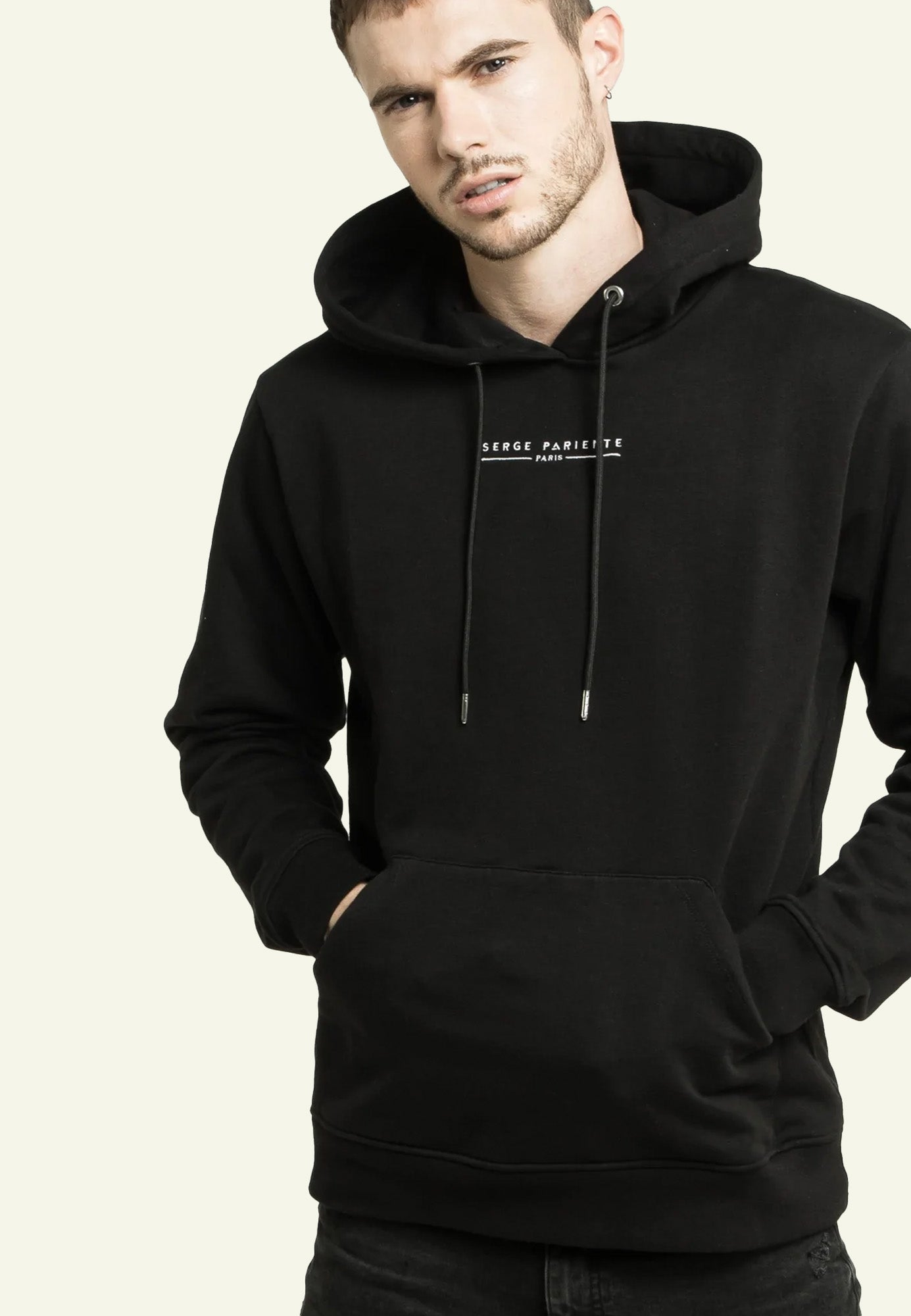 Sweat capuche coton noir logo Serge Pariente Paris face — Serge Pariente