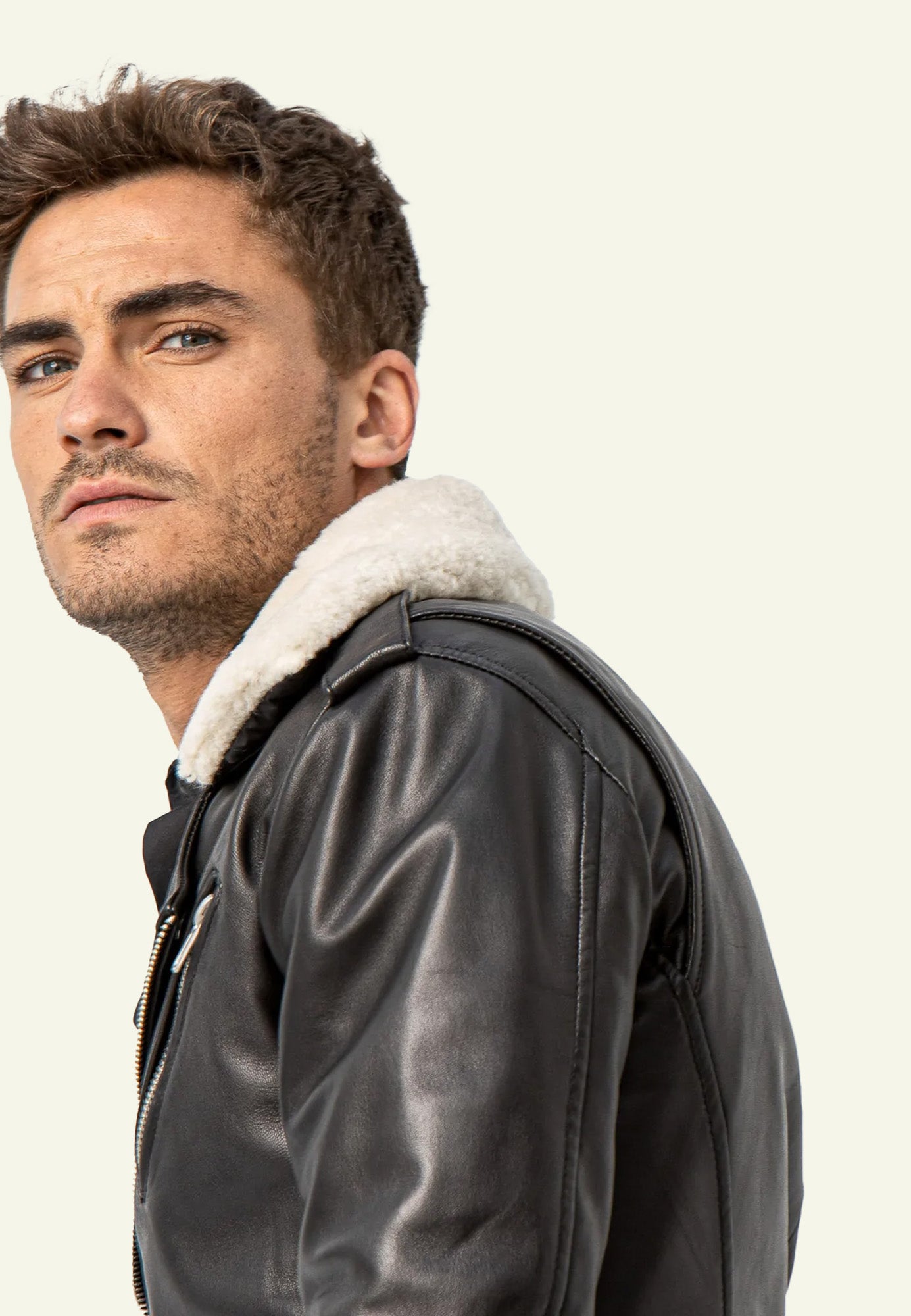 Blouson cuir ROCKER COL MOUTON vue côté — Serge Pariente Paris