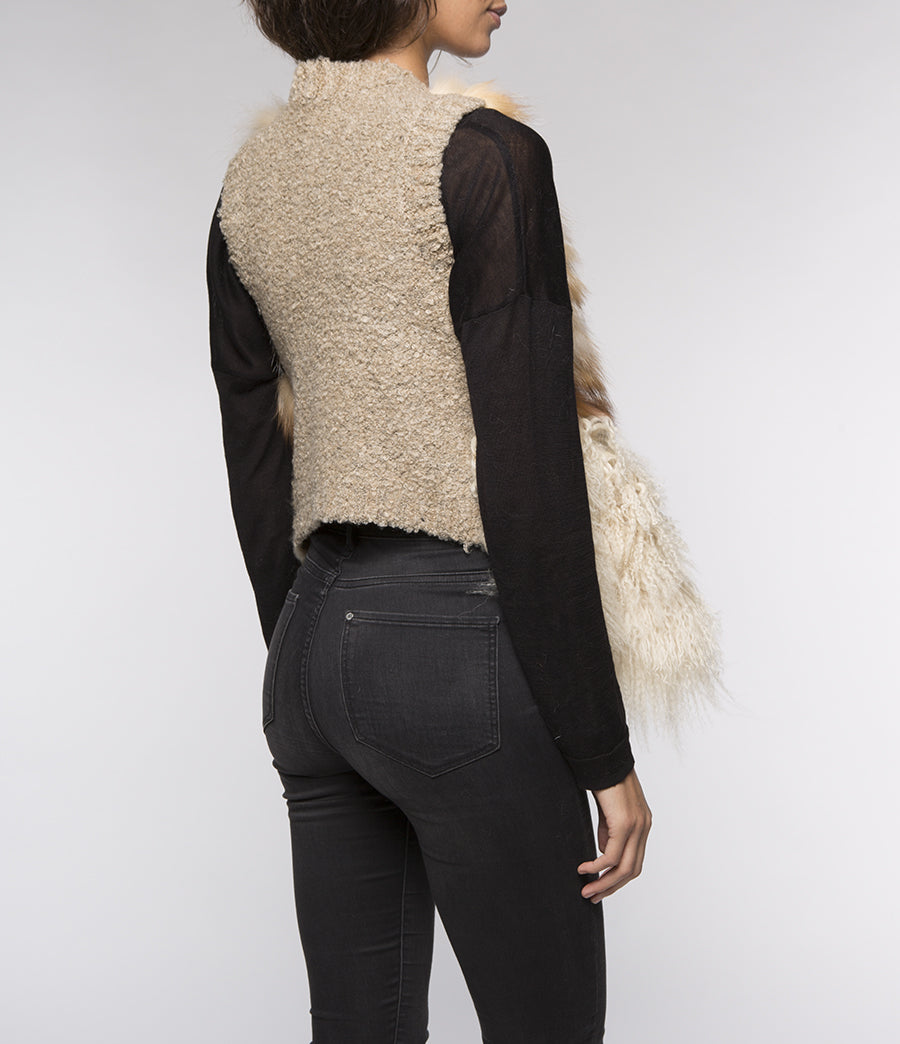 Gilet fourrure beige cognac porté femme — Serge Pariente Paris