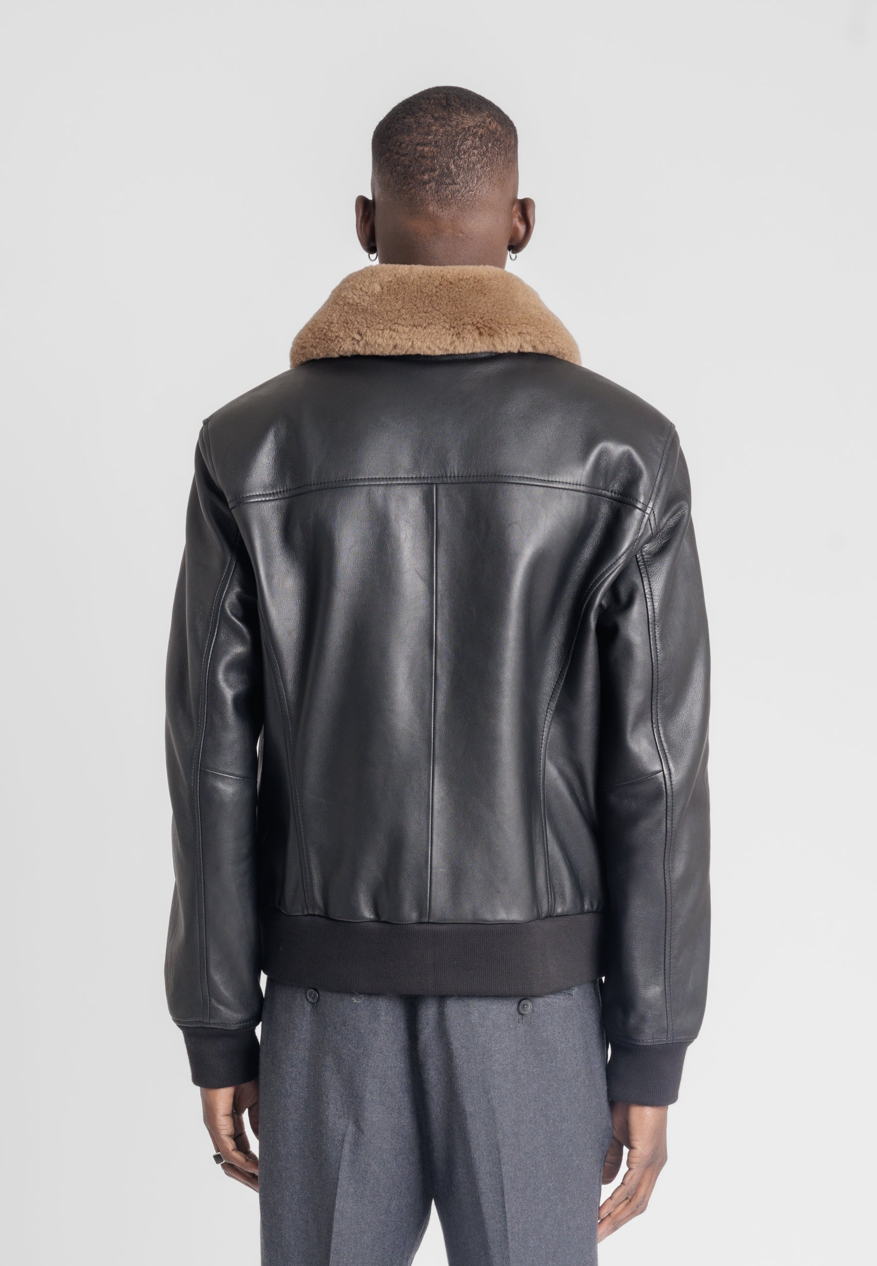STYLE 18 COGNAC COLLAR porté homme blouson aviateur — Serge Pariente