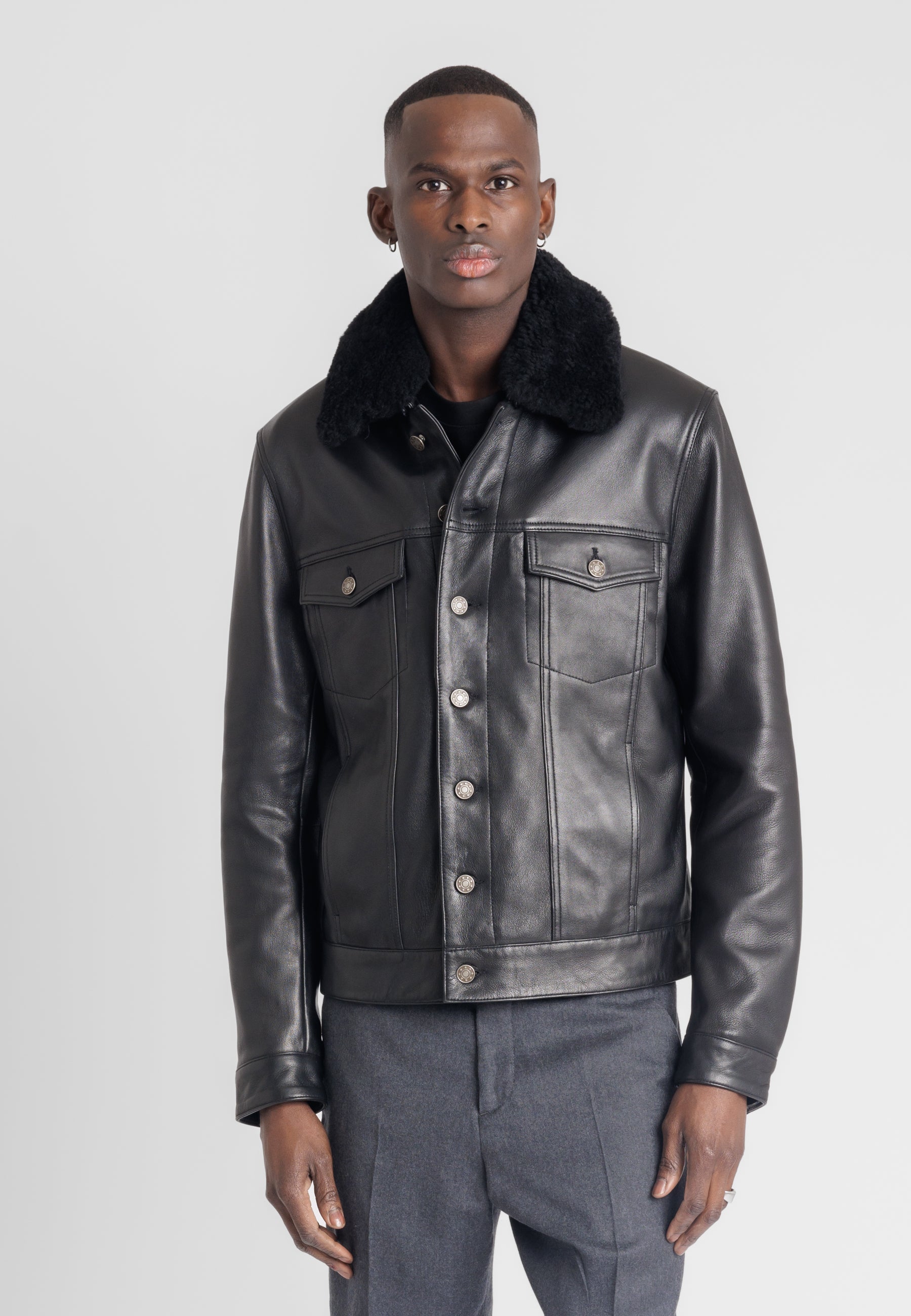 ELIAS BLACK porté homme veste cuir mouton noir — Serge Pariente Paris
