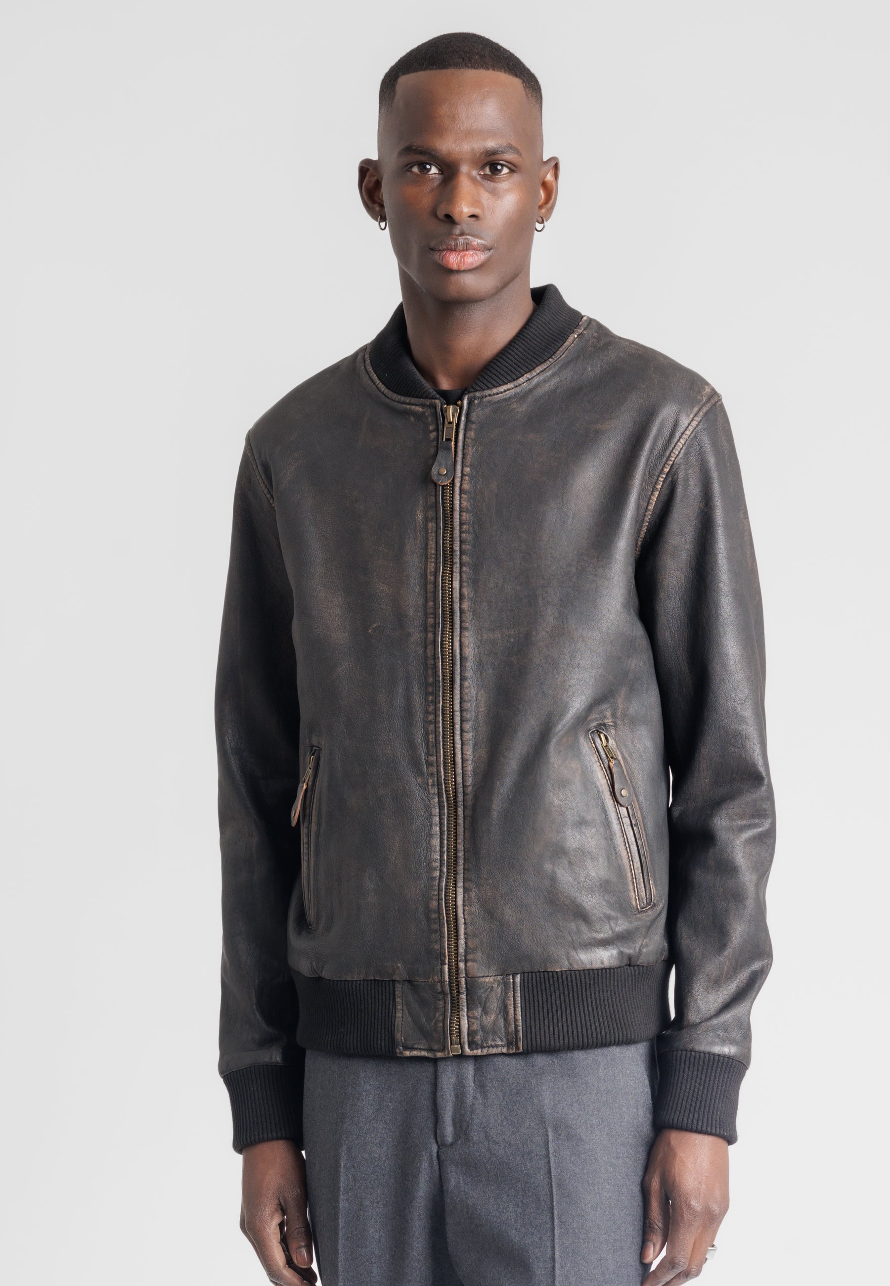 Bomber cuir vintage BONBON VINTAGE BEIGE BLACK - vue portee - Serge Pariente Paris