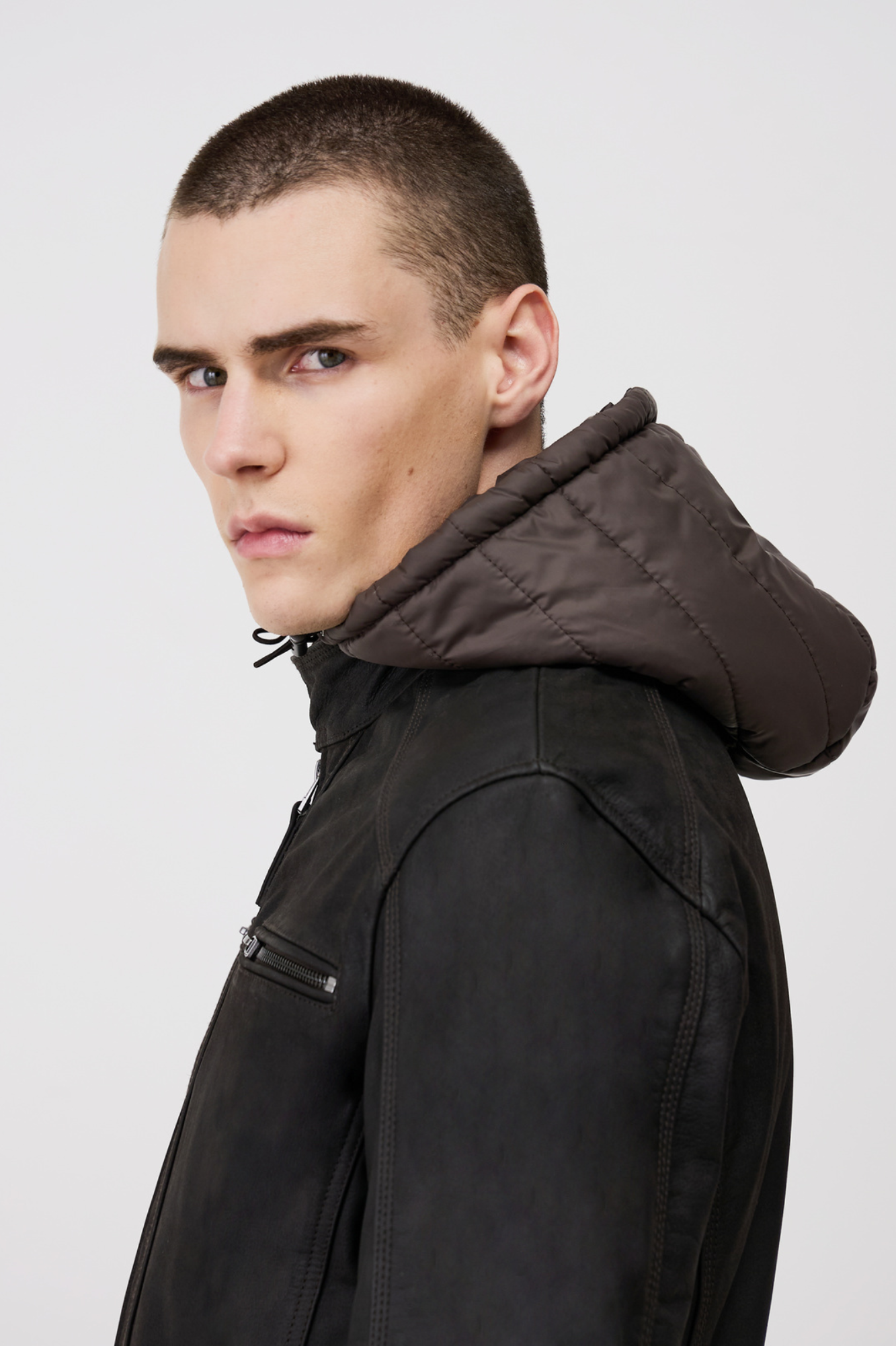 Blouson capuche cuir buffle ERICO HOOD BUFF CASINO BROWN - vue complementaire 1 - Serge Pariente Paris