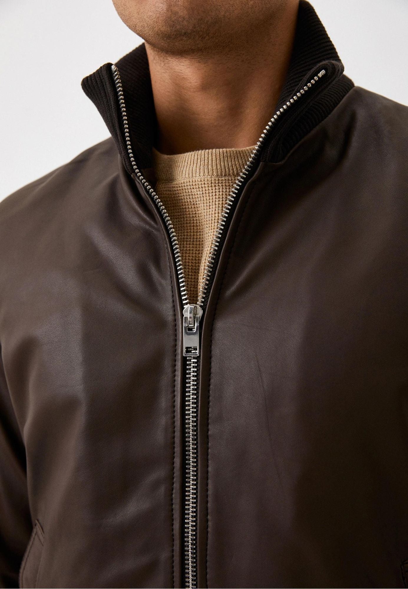 PAROS BROWN porté homme blouson cuir brun — Serge Pariente Paris