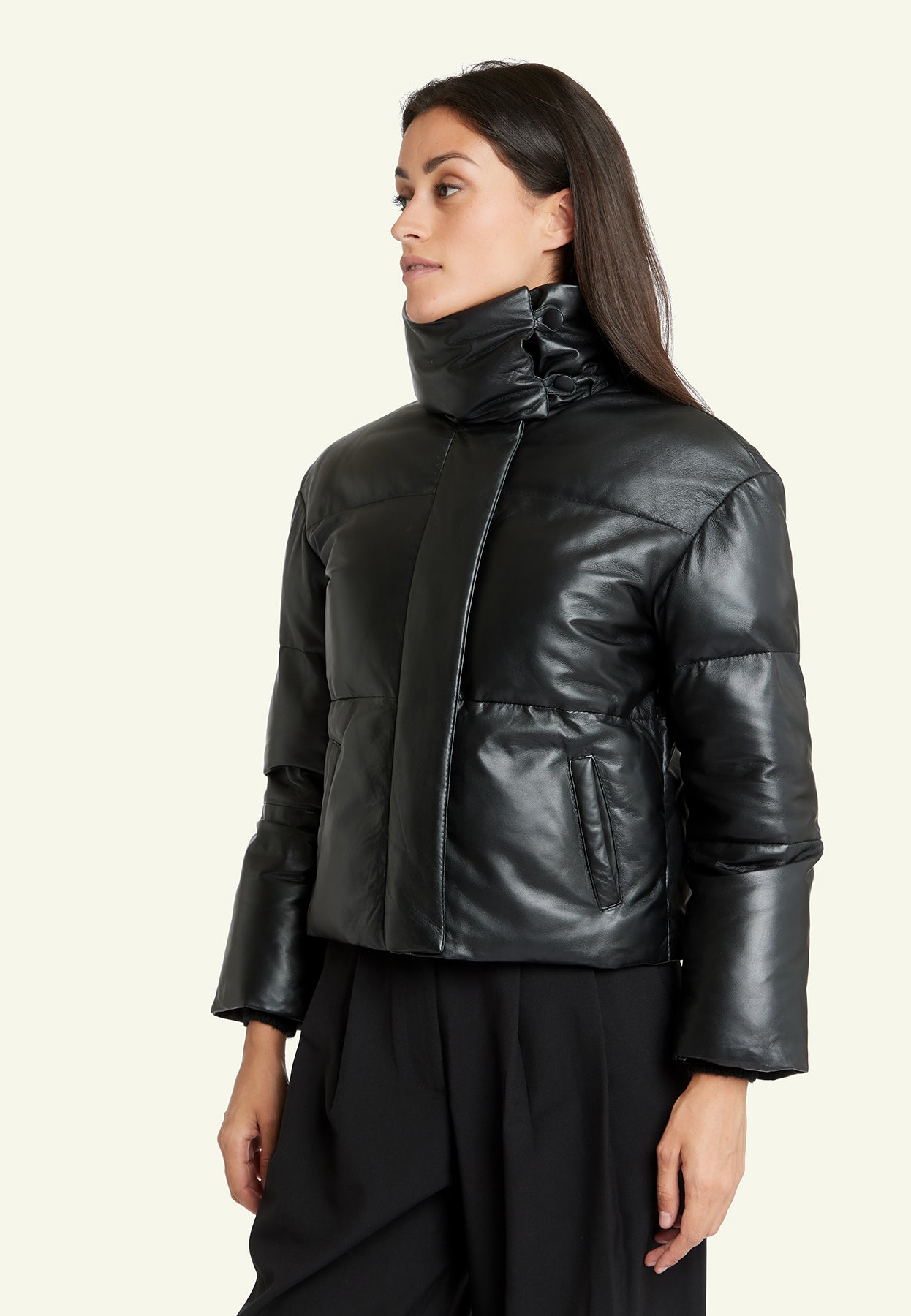 JUNE BLACK portée femme blouson cuir mouton — Serge Pariente Paris