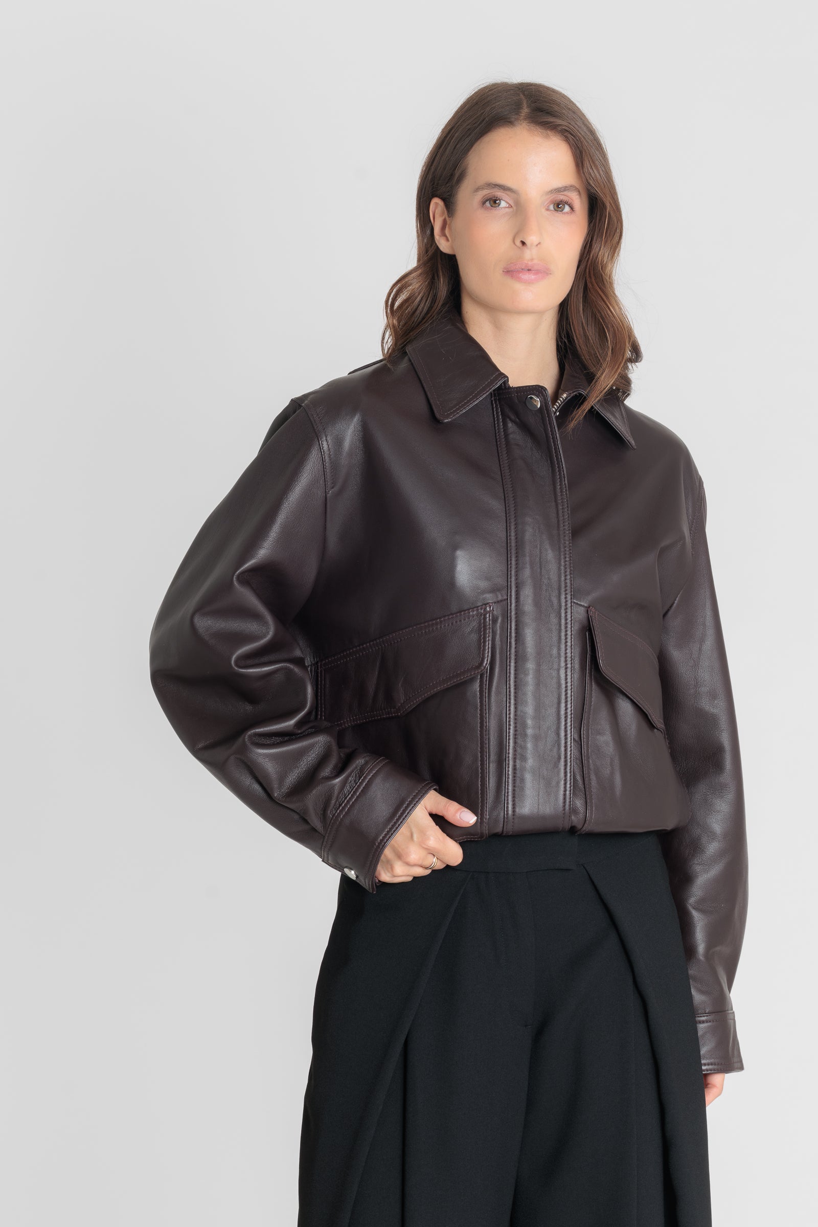 Blouson cuir REYNA DARK WINE - vue portee - Serge Pariente Paris