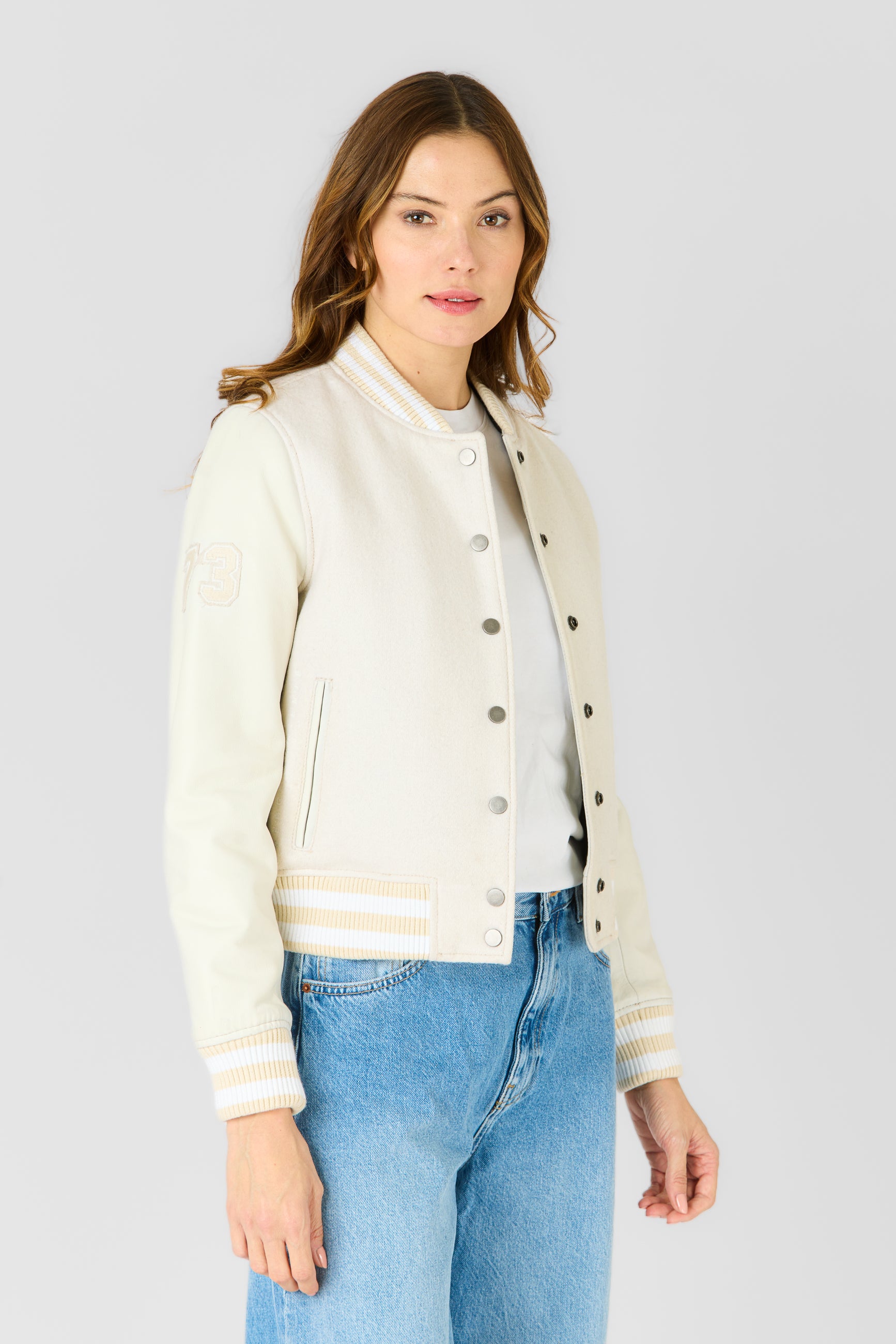 Blouson varsity VARSITY BOMBER WOMEN BEIGE ET WHITE - vue portee - Serge Pariente Paris