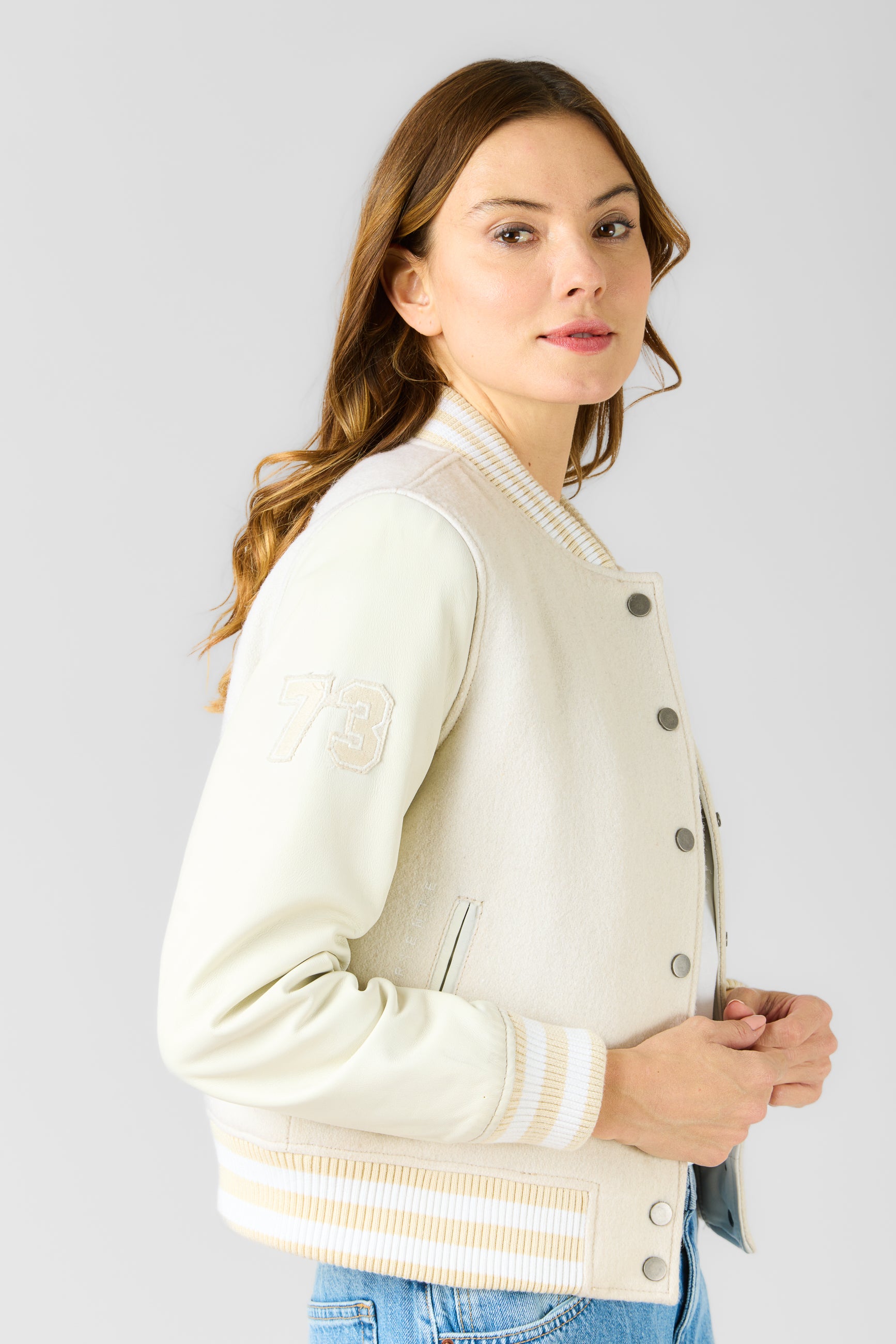 Blouson varsity VARSITY BOMBER WOMEN BEIGE ET WHITE - vue dos - Serge Pariente Paris