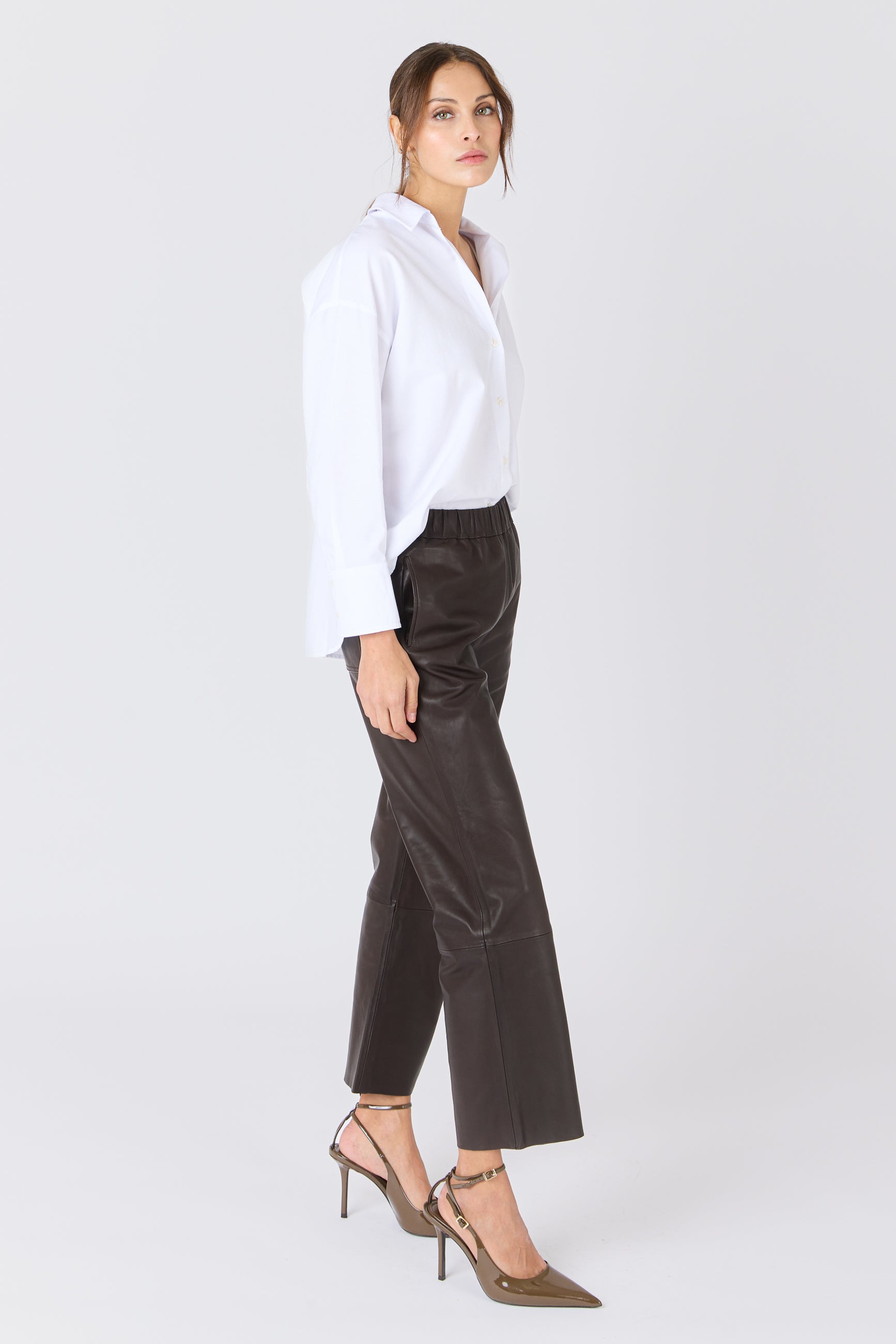 Pantalon cuir SARAH PANT BROWN - vue portee - Serge Pariente Paris
