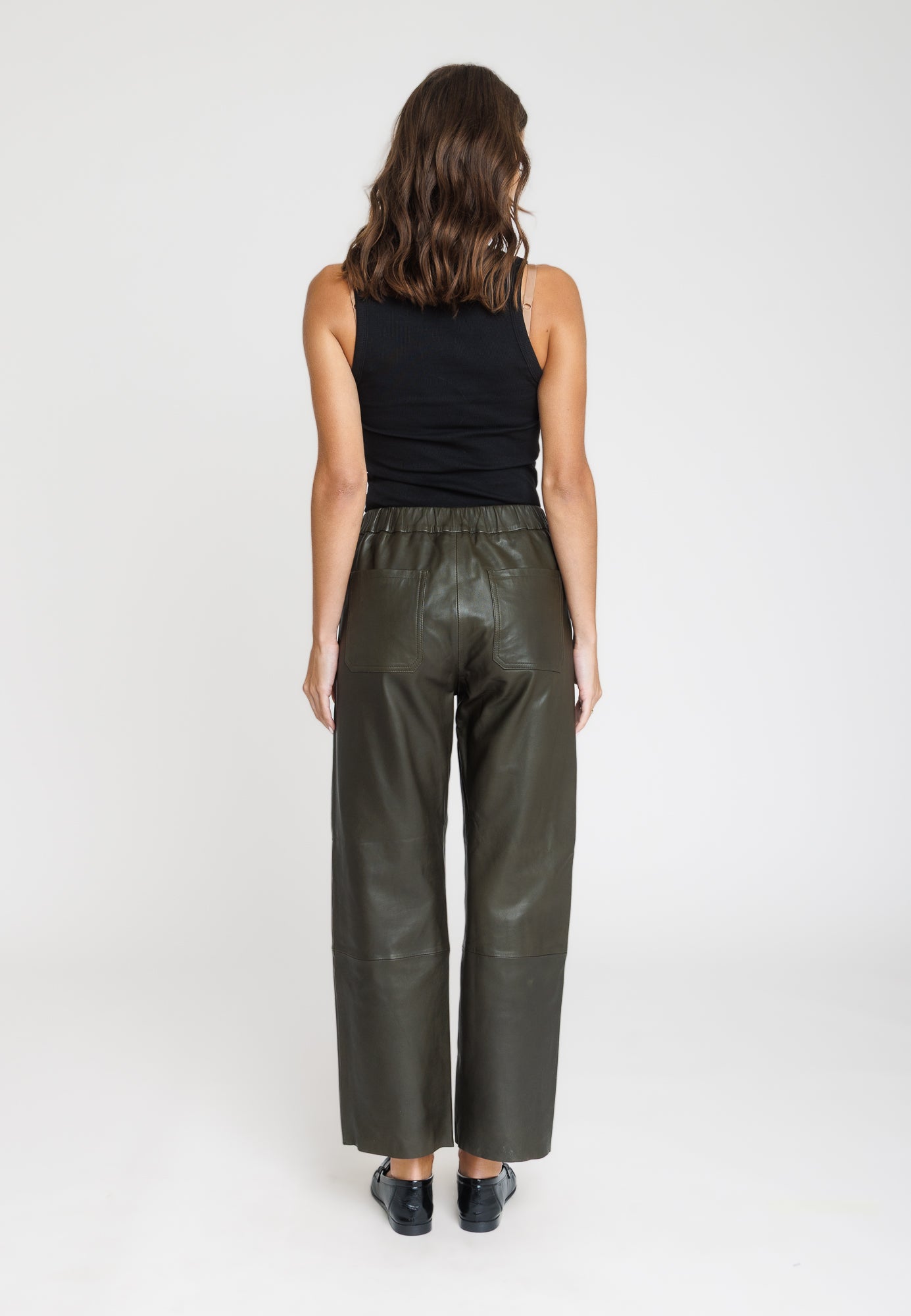 Pantalon cuir SARAH PANT KAKI - vue portee - Serge Pariente Paris