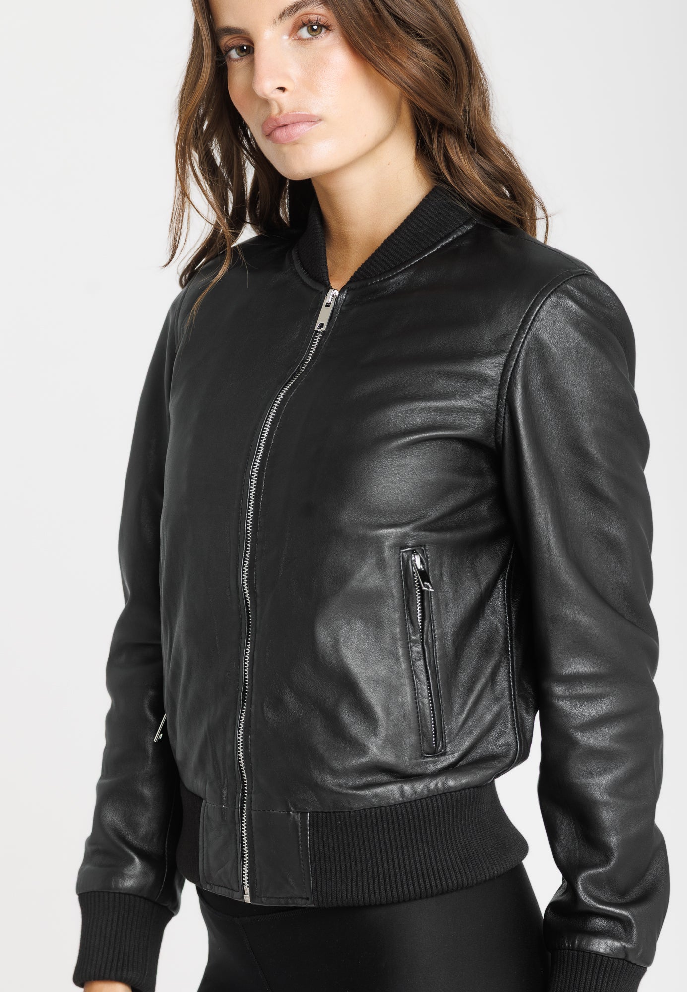 Veste cuir JESS BLACK - vue portee - Serge Pariente Paris