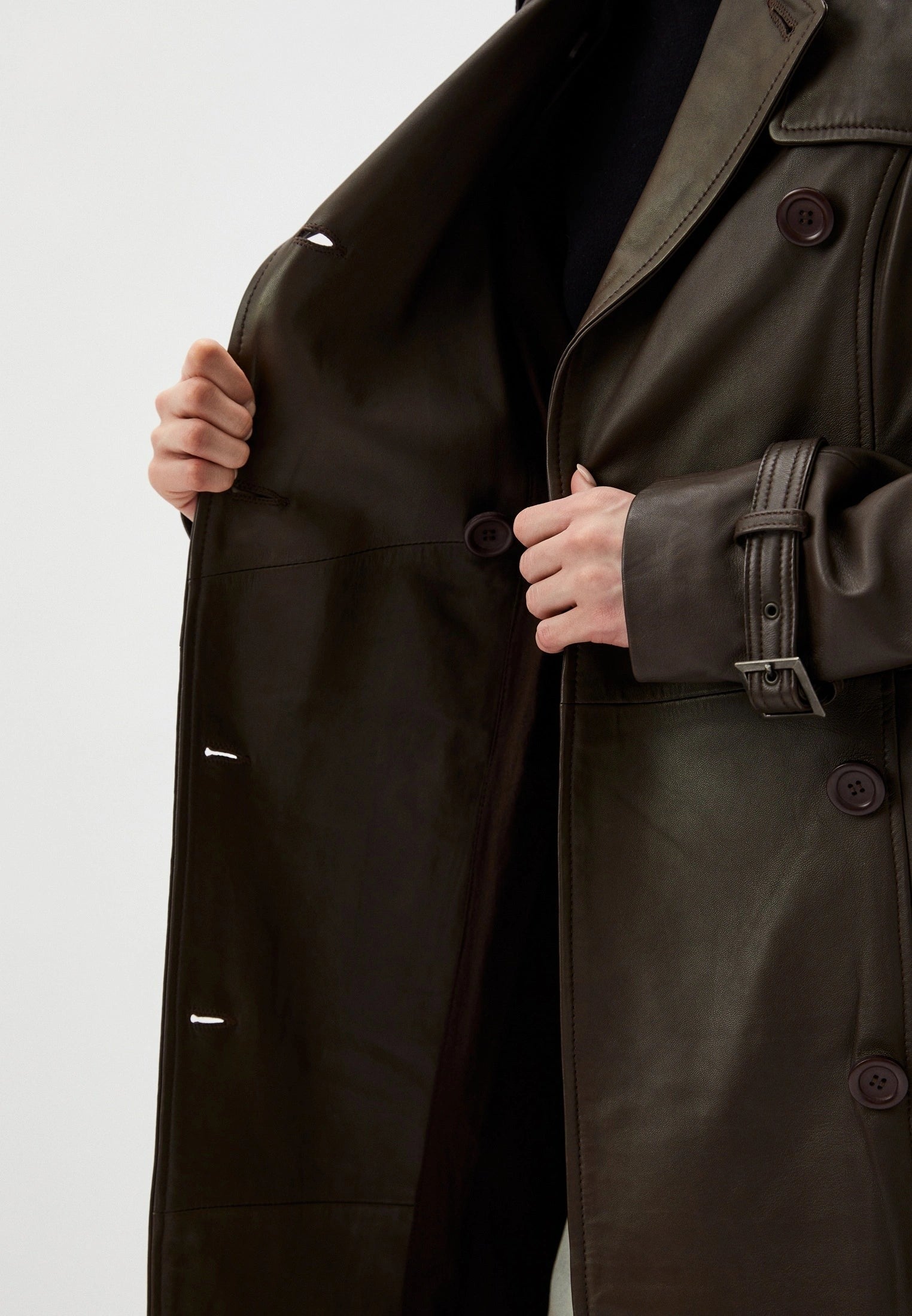 GLORIA TRENCH BROWN porté femme trench cuir brun — Serge Pariente
