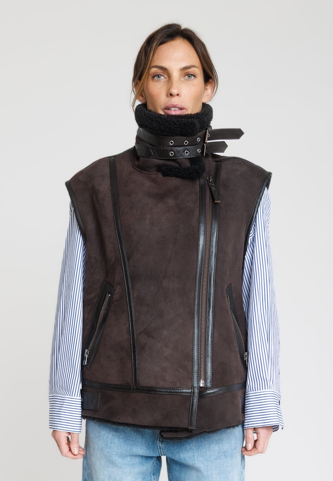 Gilet cuir CHRISTELLE GILET BROWN - vue portee - Serge Pariente Paris