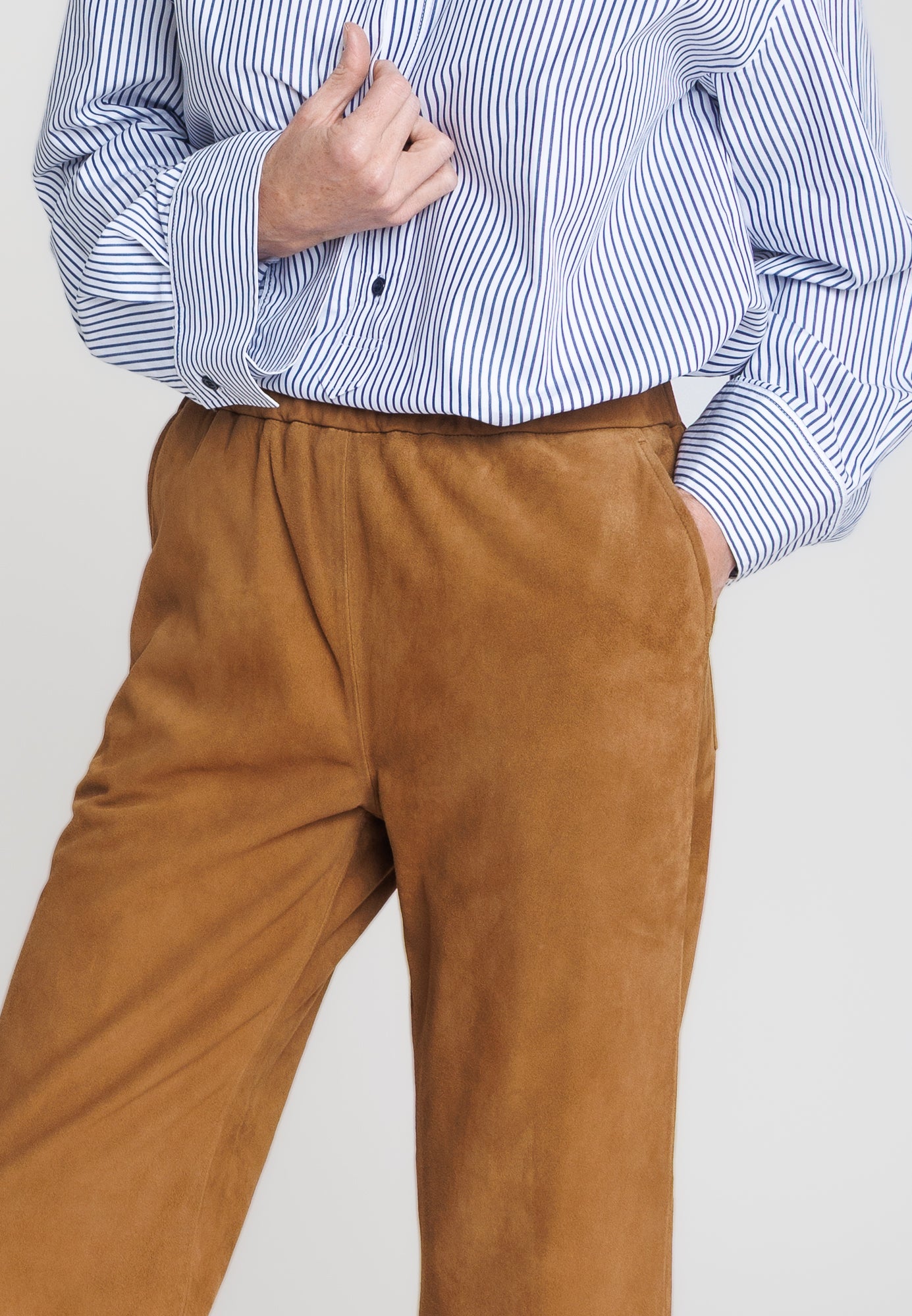 Pantalon daim SARA PANT VS COGNAC - vue detail - Serge Pariente Paris