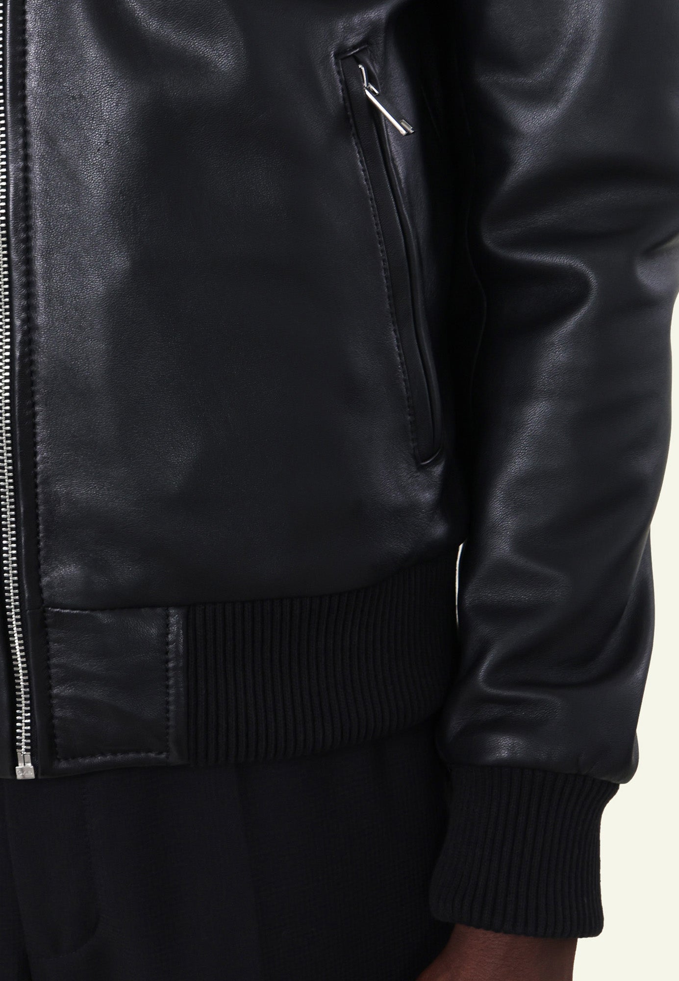 Bomber cuir BONBON BLACK vue portée complémentaire — Serge Pariente Paris