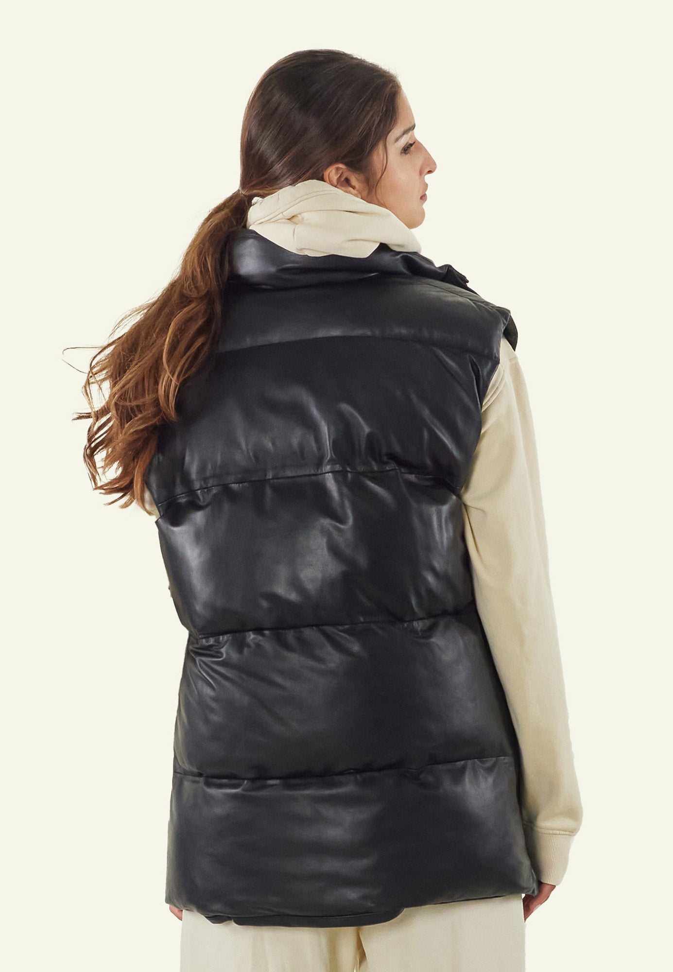 JIL BLACK porté gilet cuir mouton oversize — Serge Pariente Paris