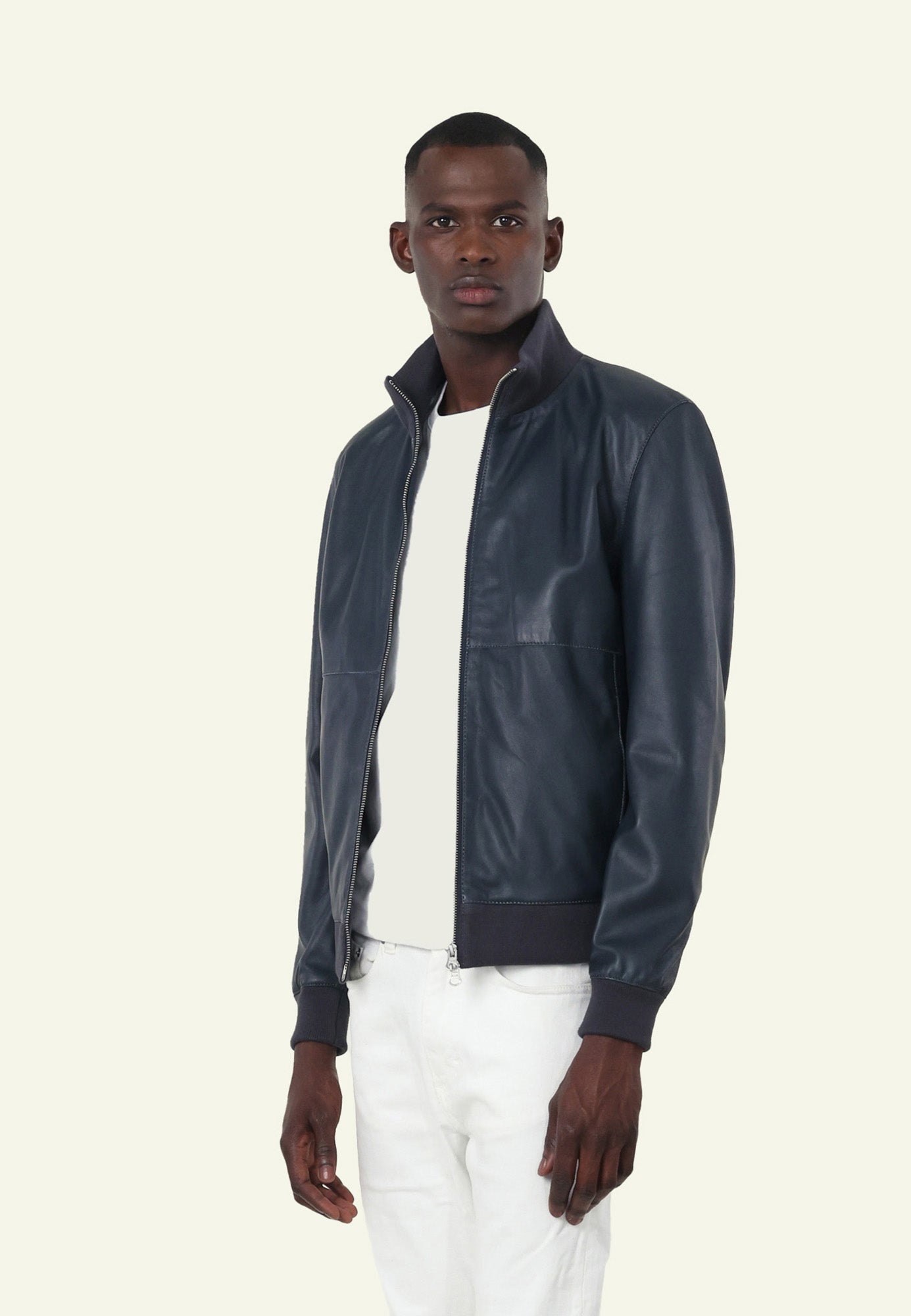 DISCRET BLUE porté homme blouson cuir bleu foncé — Serge Pariente