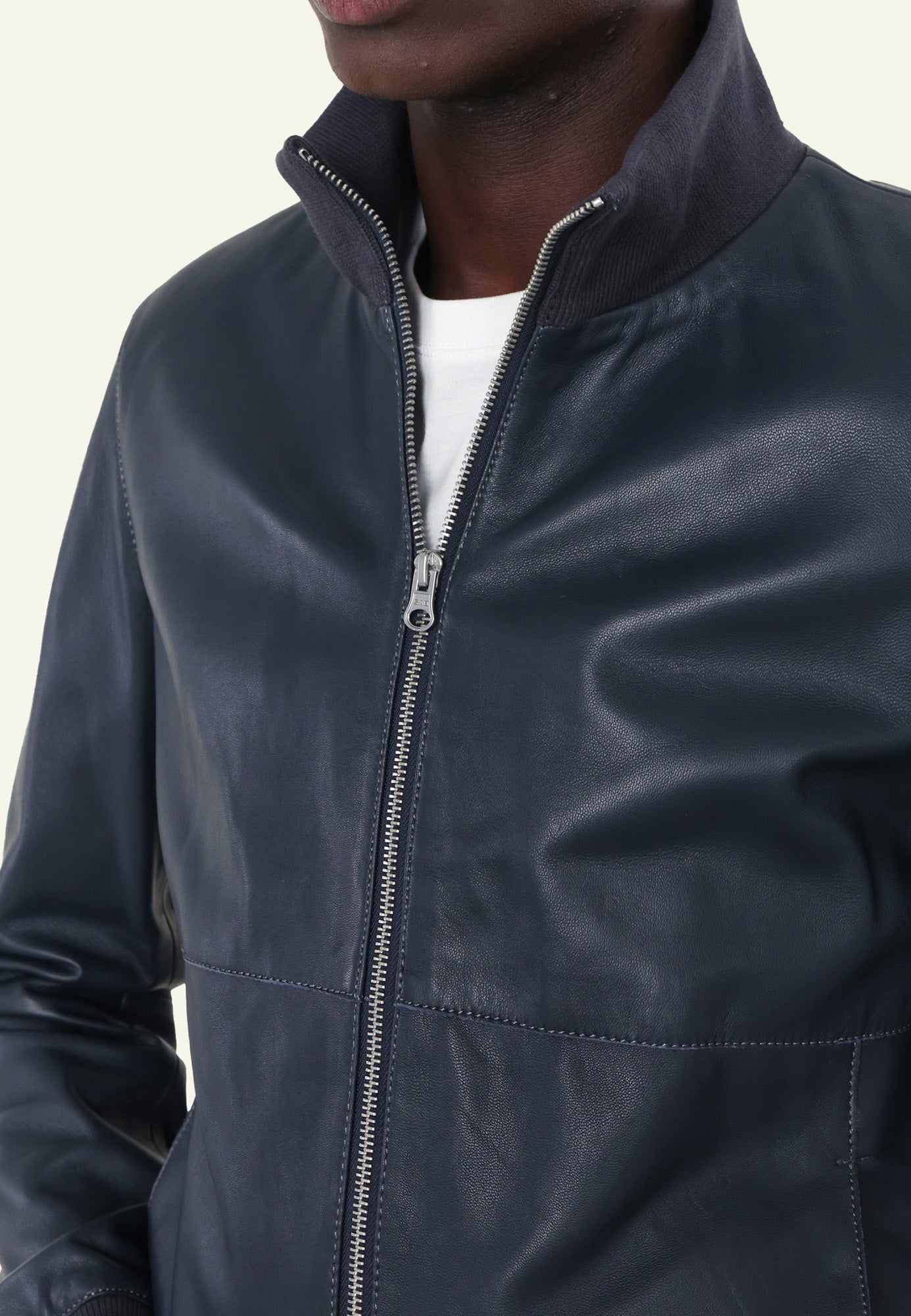Blouson cuir DISCRET BLUE vue complémentaire — Serge Pariente Paris