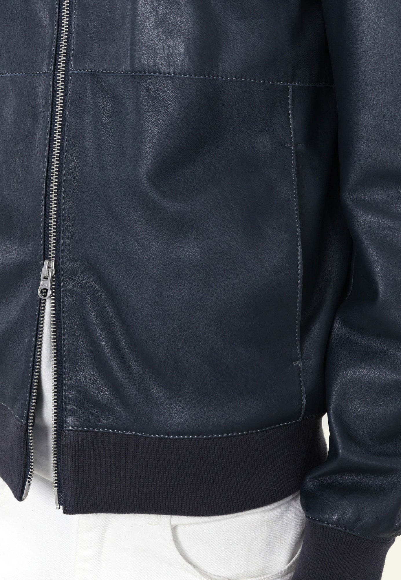 Blouson cuir DISCRET BLUE vue portée complémentaire — Serge Pariente Paris