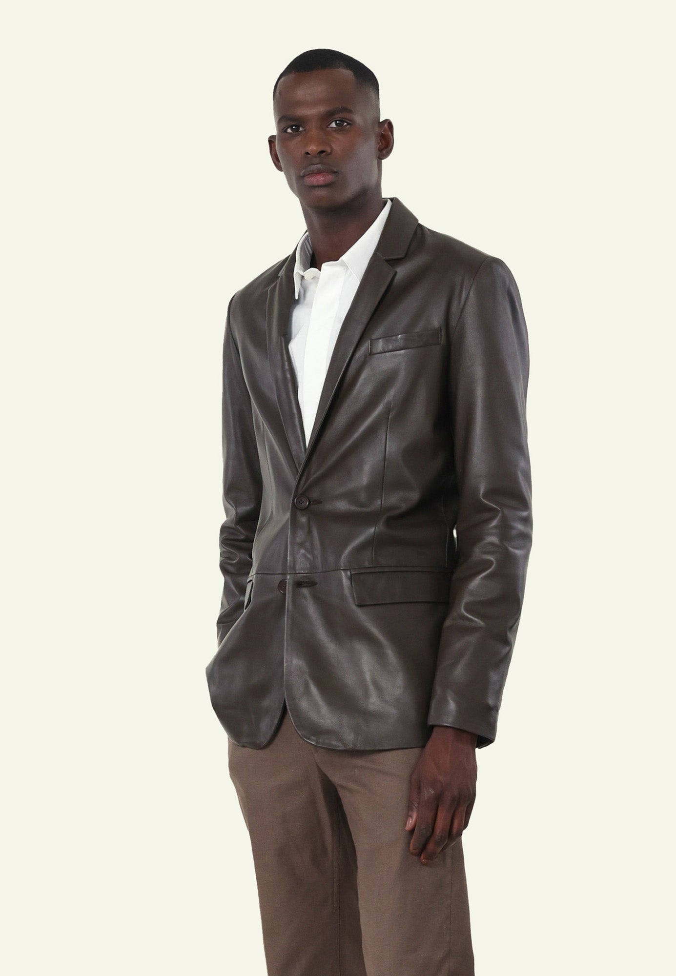 Détail col revers tailleur BLAZER MERGE BROWN — Serge Pariente