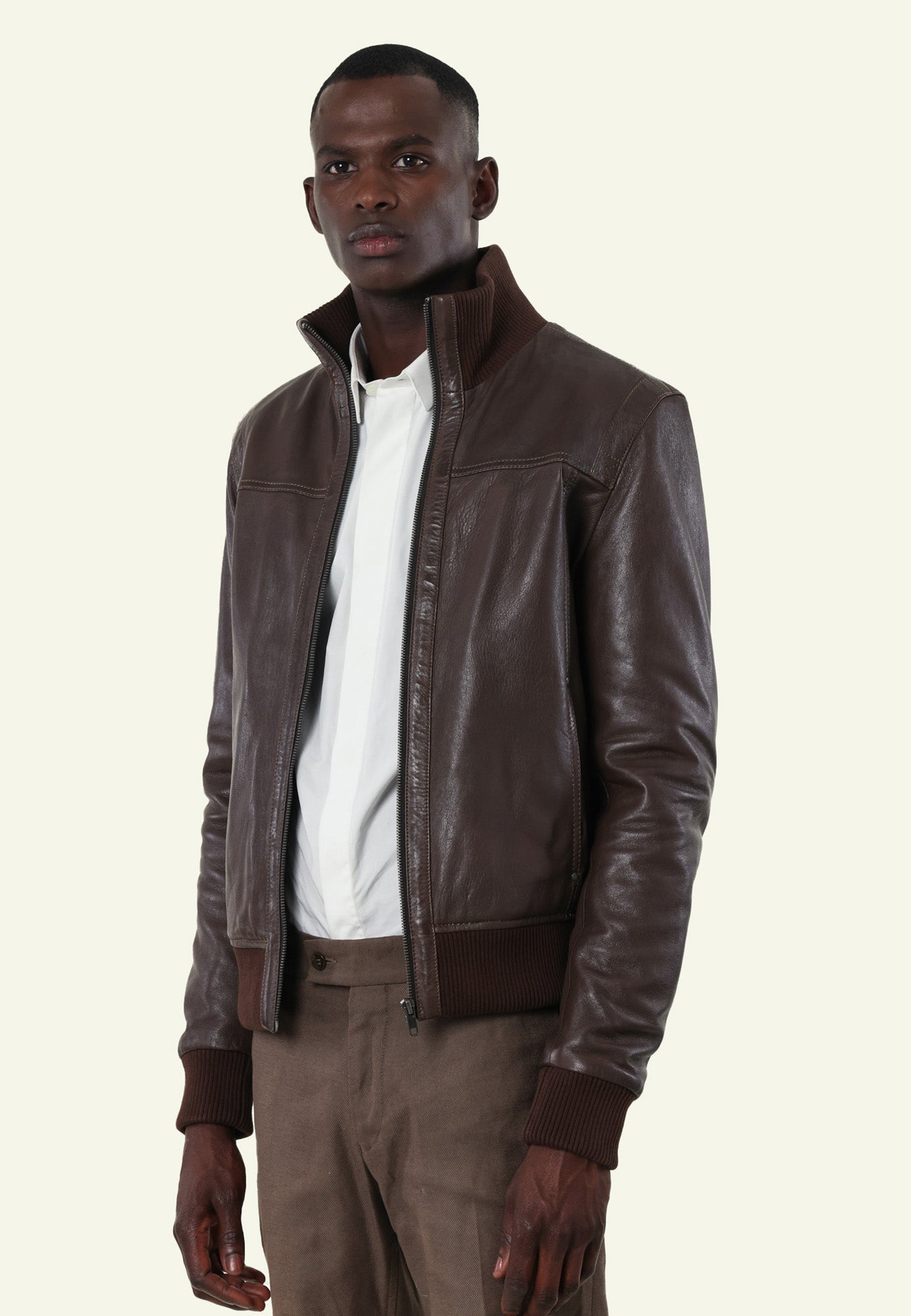 Détail col côtelé bomber cuir mouton mocca — Serge Pariente Paris